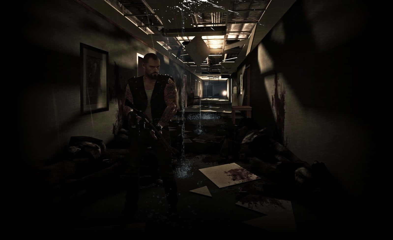 Left 4 Dead Characters 桌布 壁紙 — 一個留鬍子的男人手持武器，站在一個黑暗、血跡斑斑、天花板破損、屍體倒地的走廊裡。
