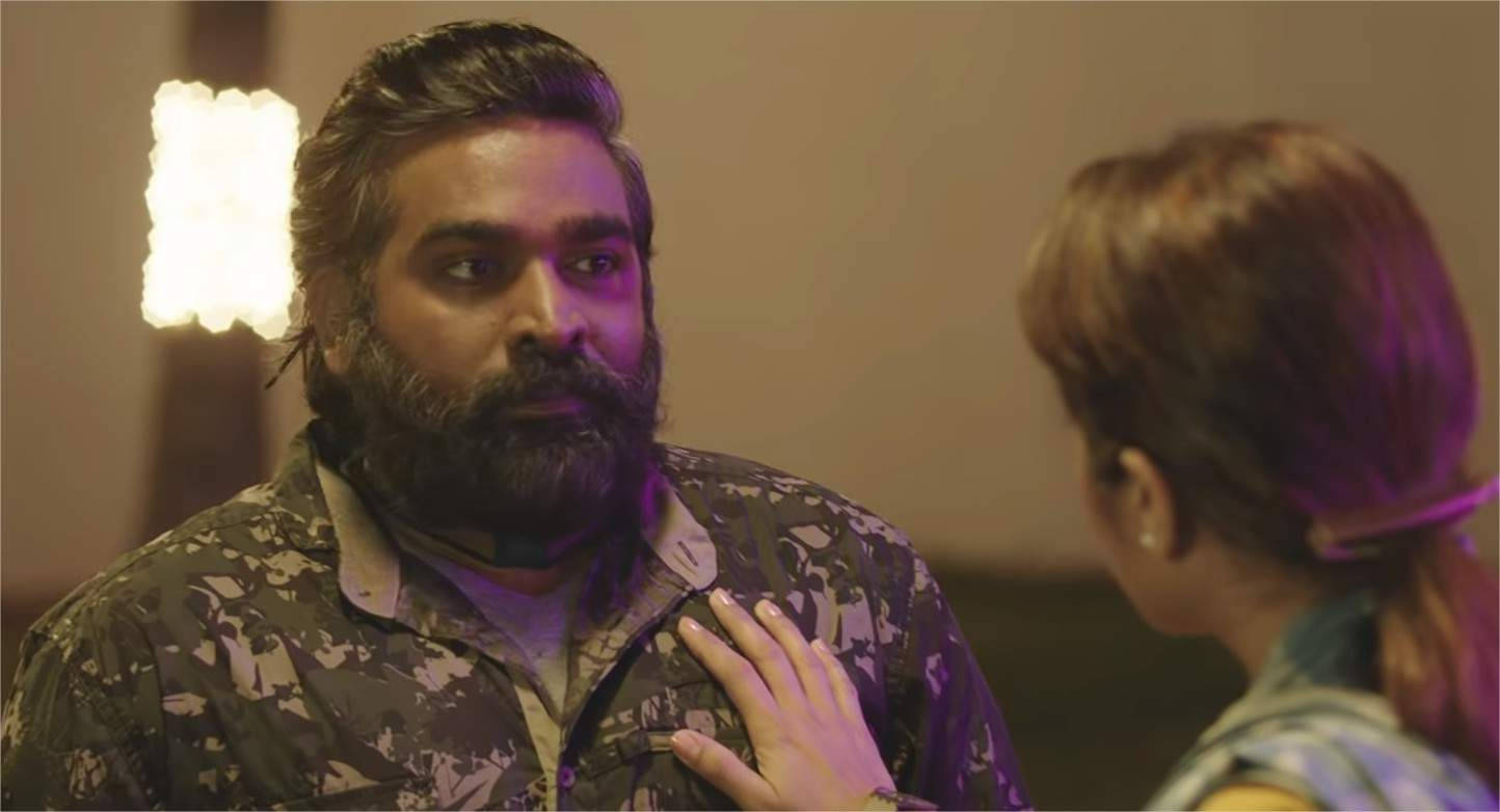 vijay HD 桌布 壁紙 — 一個留鬍鬚、身穿圖案恤衫的男人，在溫暖的紫色燈光下，專注地看著一個將手放在他胸膛上的女人。
