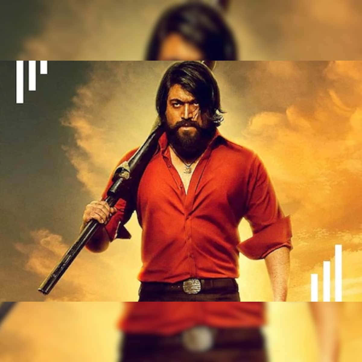 Kgf Chapter 2 桌布 壁紙 — 一個留鬍鬚的男人，身穿紅色襯衫，在戲劇性燈光下，手持獵槍，背景是火紅的橙色天空。