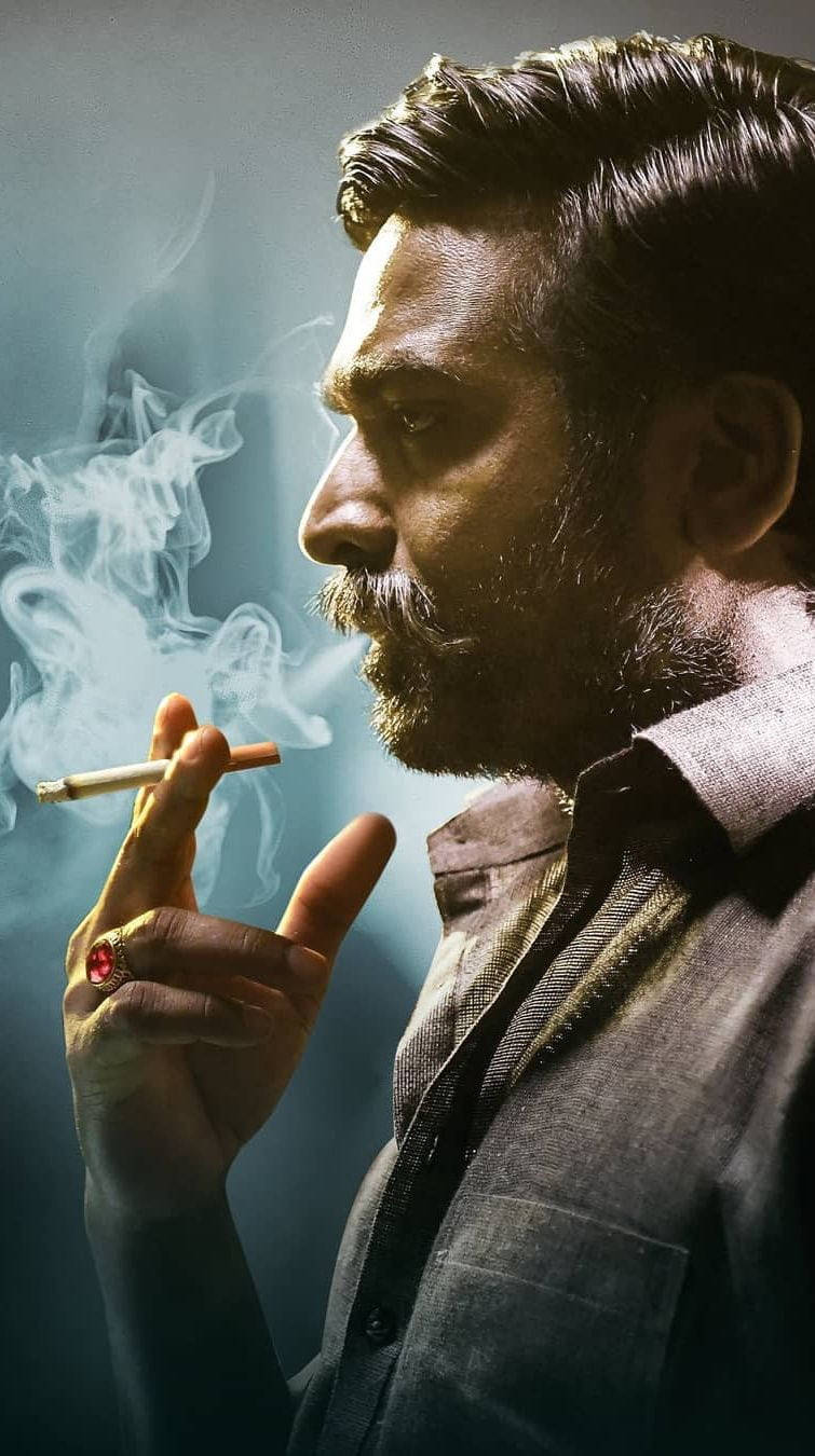 一個留鬍鬚的男人在昏暗的藍色燈光房間中吸煙，煙霧旋轉。 — 煙霧動畫 壁紙