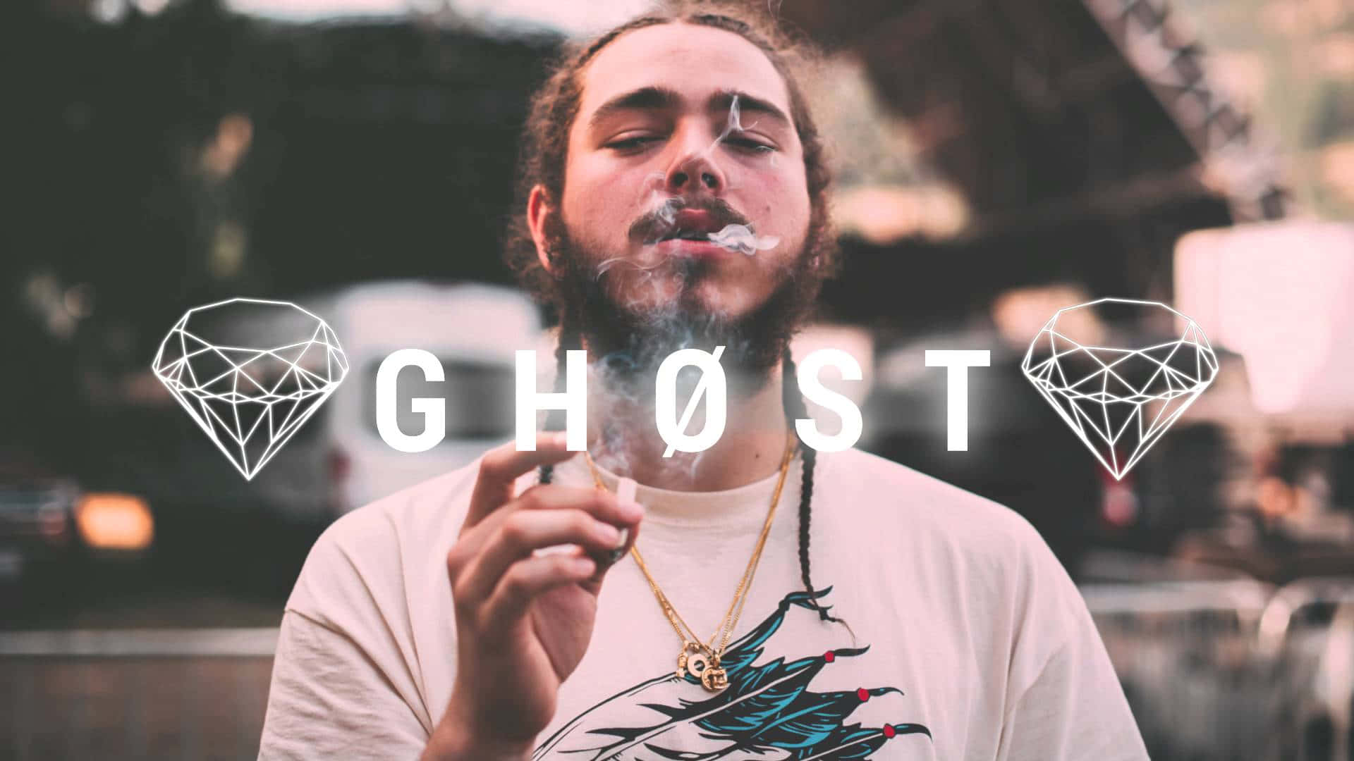 Post Malone 桌布 壁紙 — 一個留鬍鬚的男人在模糊的城市背景下，手持香煙呼出煙霧，背景有「GHOST」文字和鑽石圖案。
