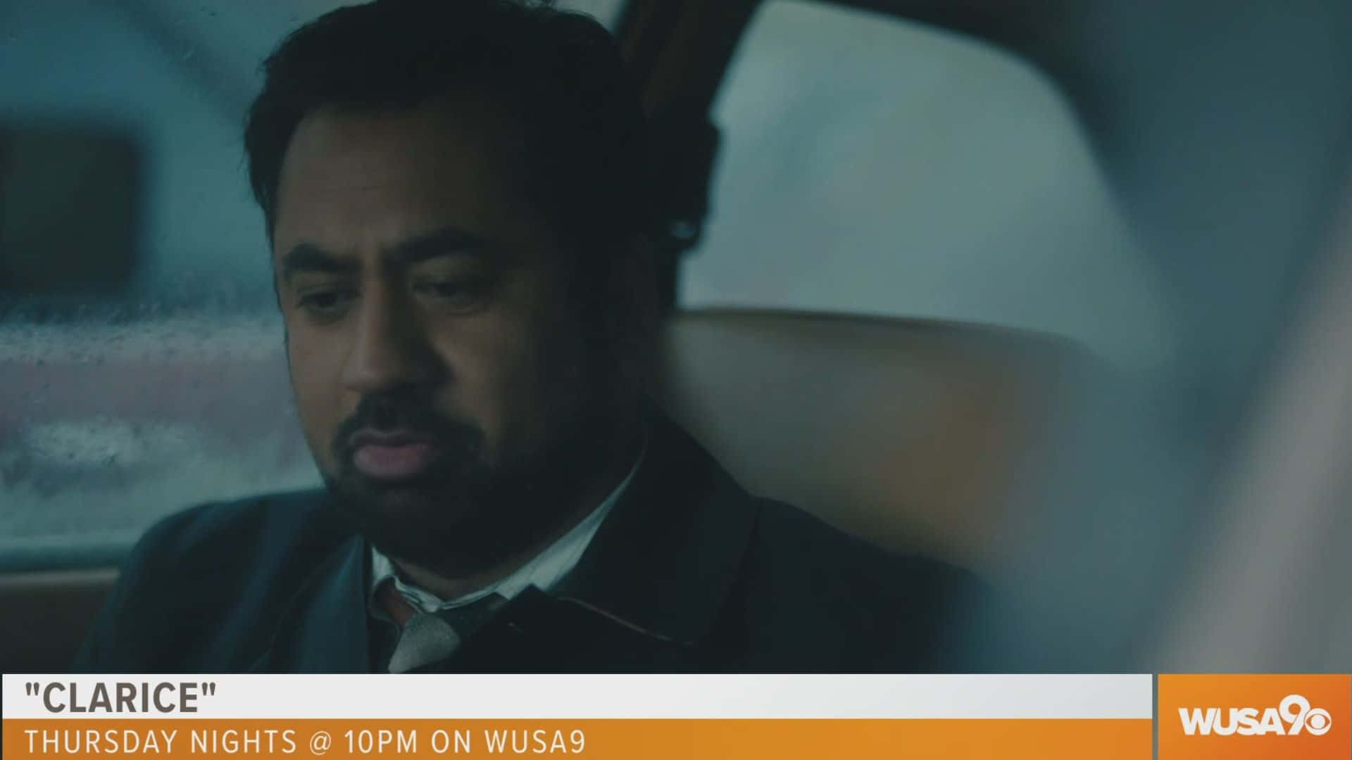 Kal Penn 桌布 壁紙 — 一個留鬍鬚的男人坐在車裏，若有所思，雨水在他身後的車窗上流淌。