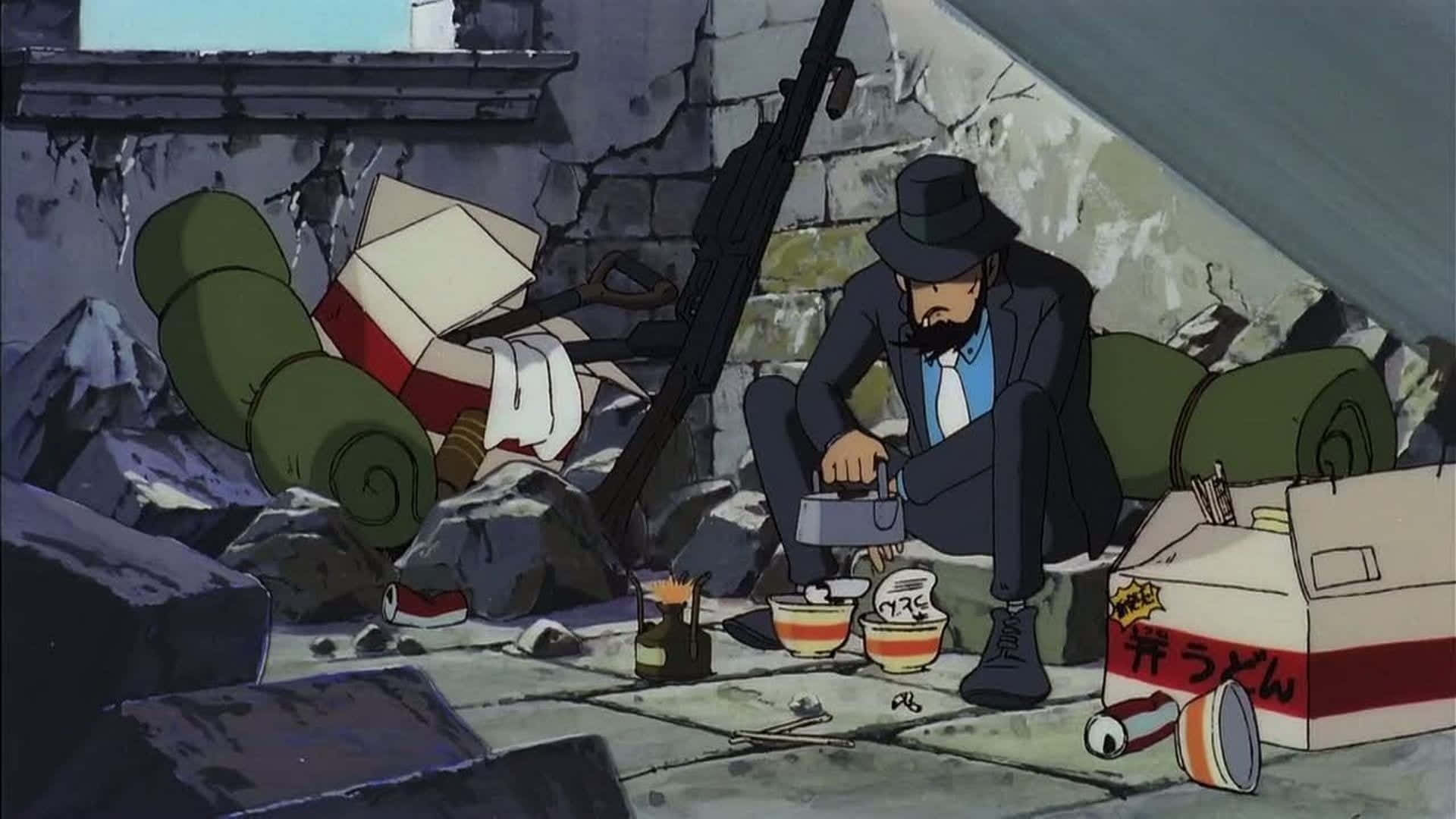 Lupin Iii The Castle Of Cagliostro 桌布 壁紙 — 一個留鬍鬚的男人穿著西裝和帽子，在廢墟小巷中從碗裡吃拉麵，周圍有瓦礫和一支步槍。