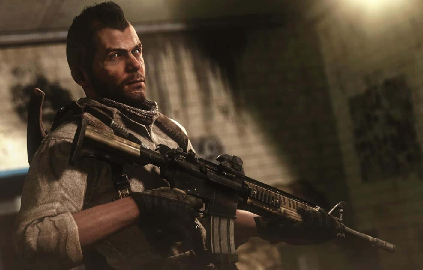 Soap Mactavish 桌布 壁紙 — 一個留鬍鬚的粗獷士兵在昏暗、粗糙的城市環境中手持突擊步槍。