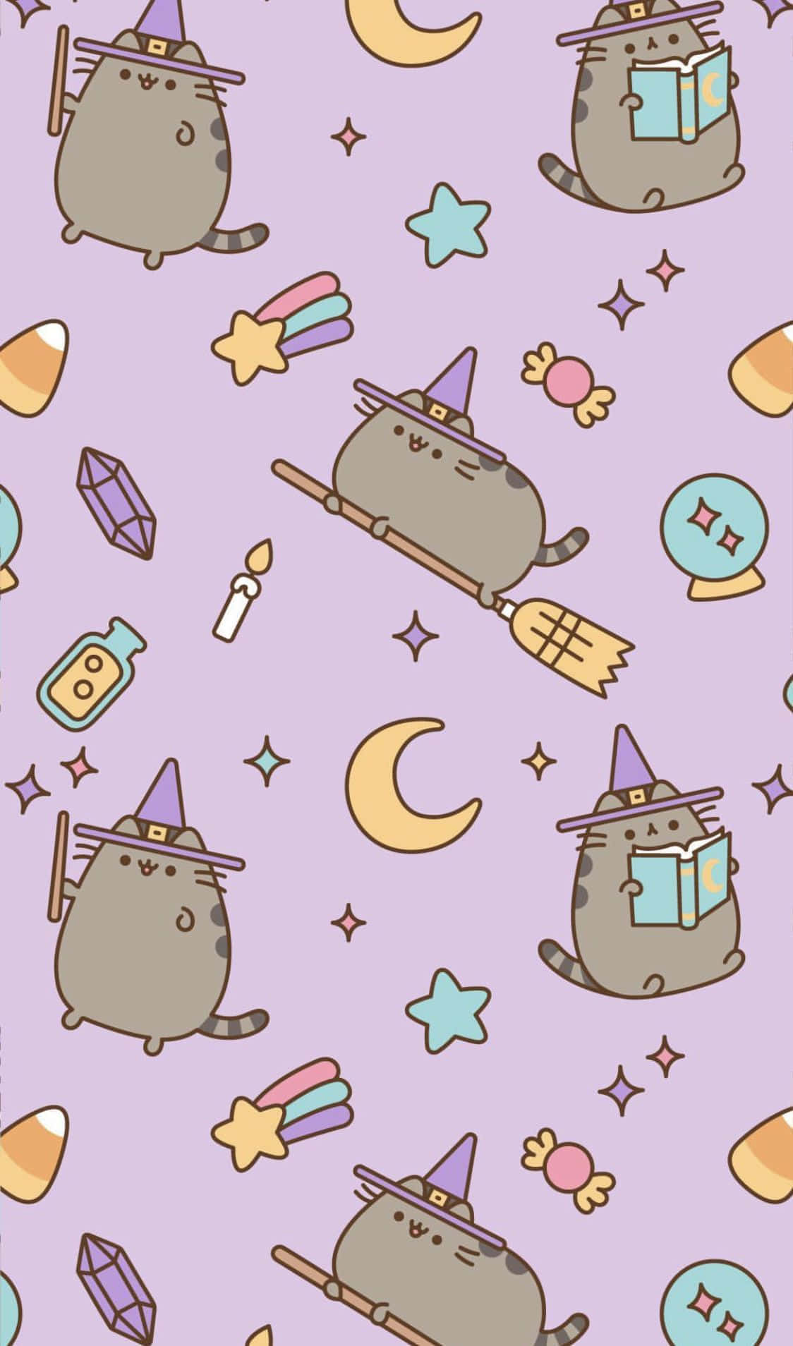 Pusheen 桌布 壁紙 — 一個異想天開的圖案，Pusheen 貓咪打扮成女巫騎著掃帚飛翔，周圍環繞著糖果玉米星星和月亮，背景為薰衣草色。