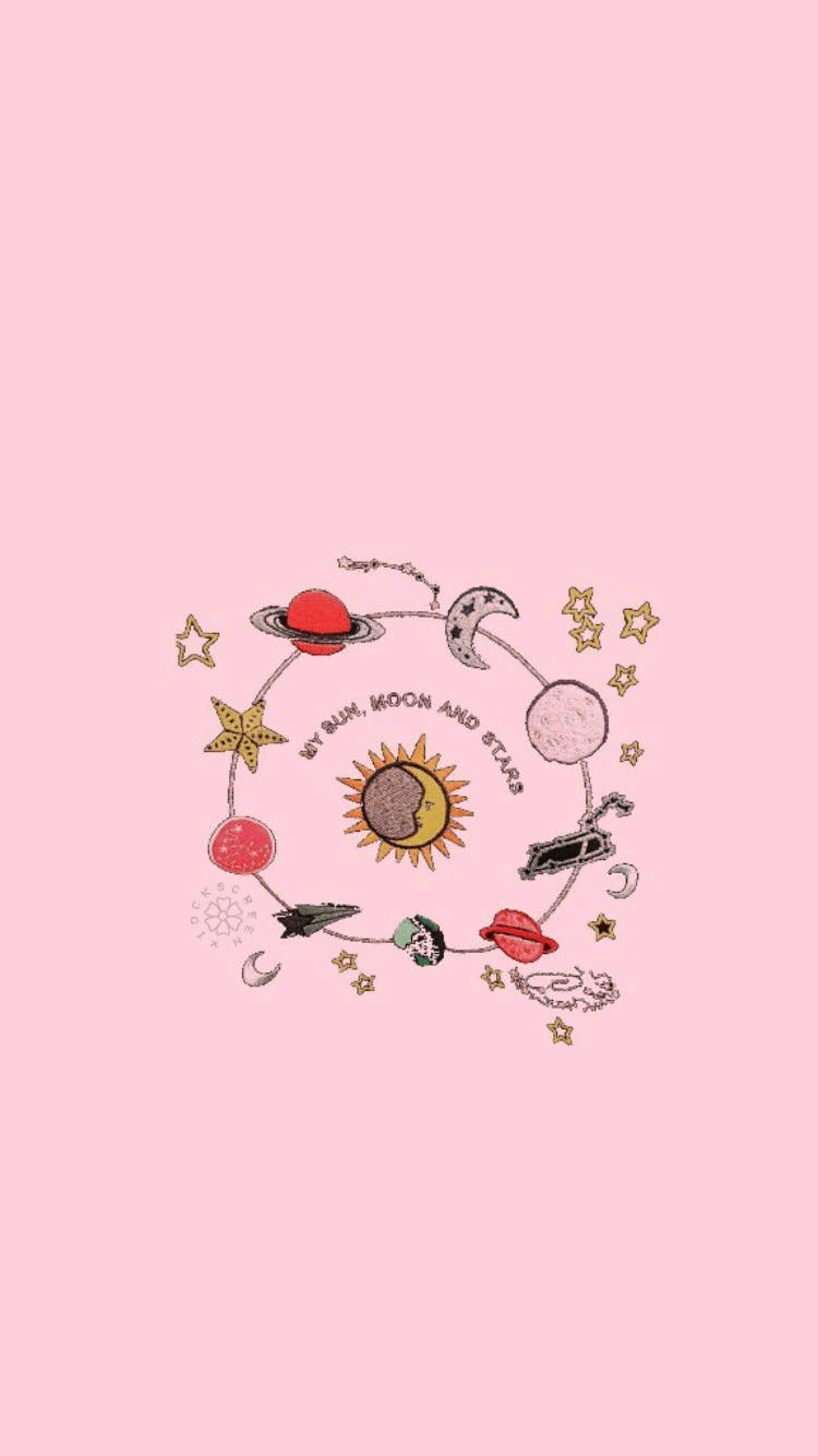 Cute Solar System Aesthetic Phone 壁紙 — 一個異想天開的手繪天體圓圈，包含太陽、月亮、星星和行星，背景為柔和的粉紅色。
