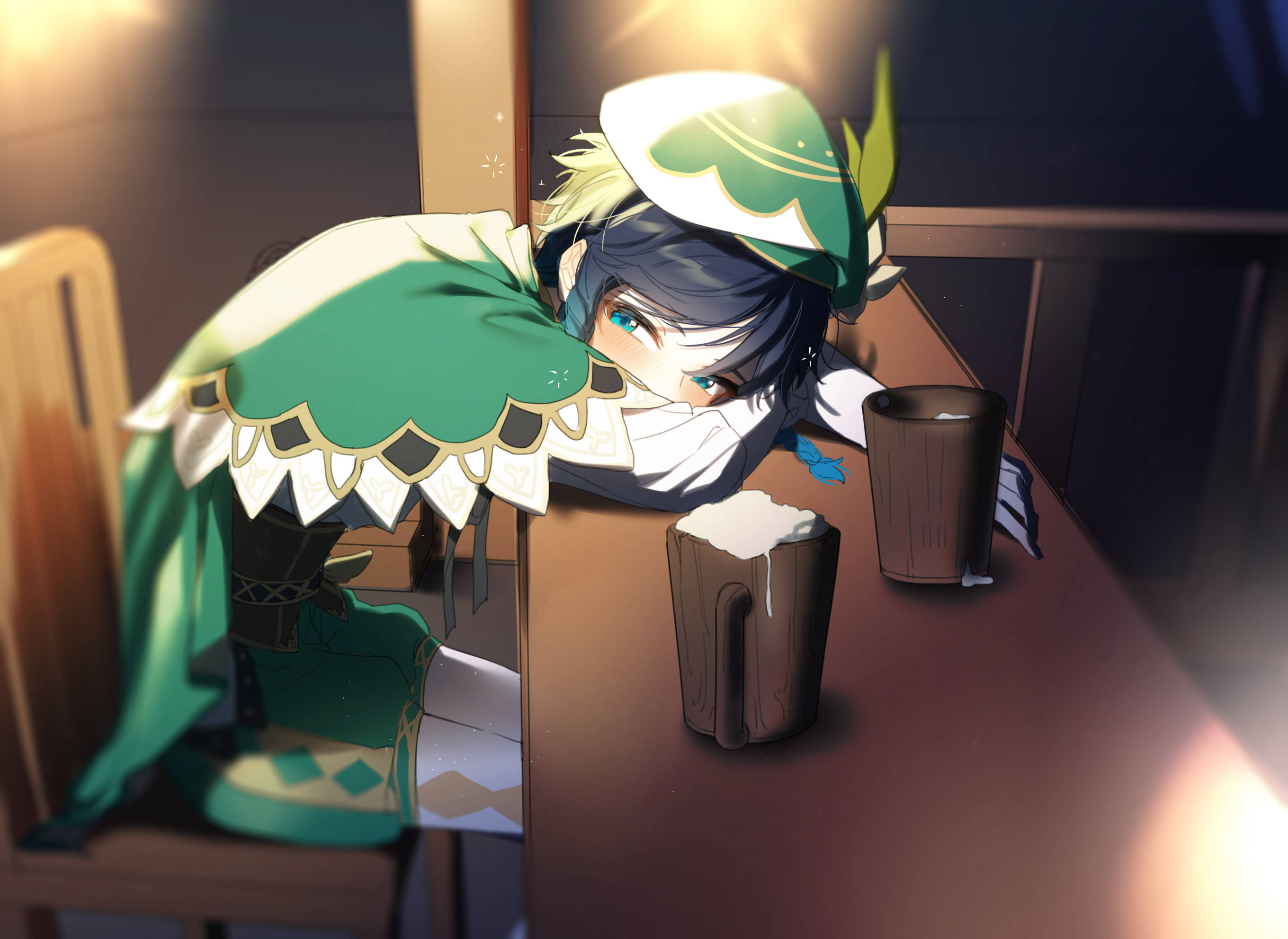 Genshin 桌布 壁紙 — 一個疲倦的動漫女孩穿著綠色連帽衫，在溫暖舒適的室內將頭靠在木桌上，旁邊有兩個杯子。