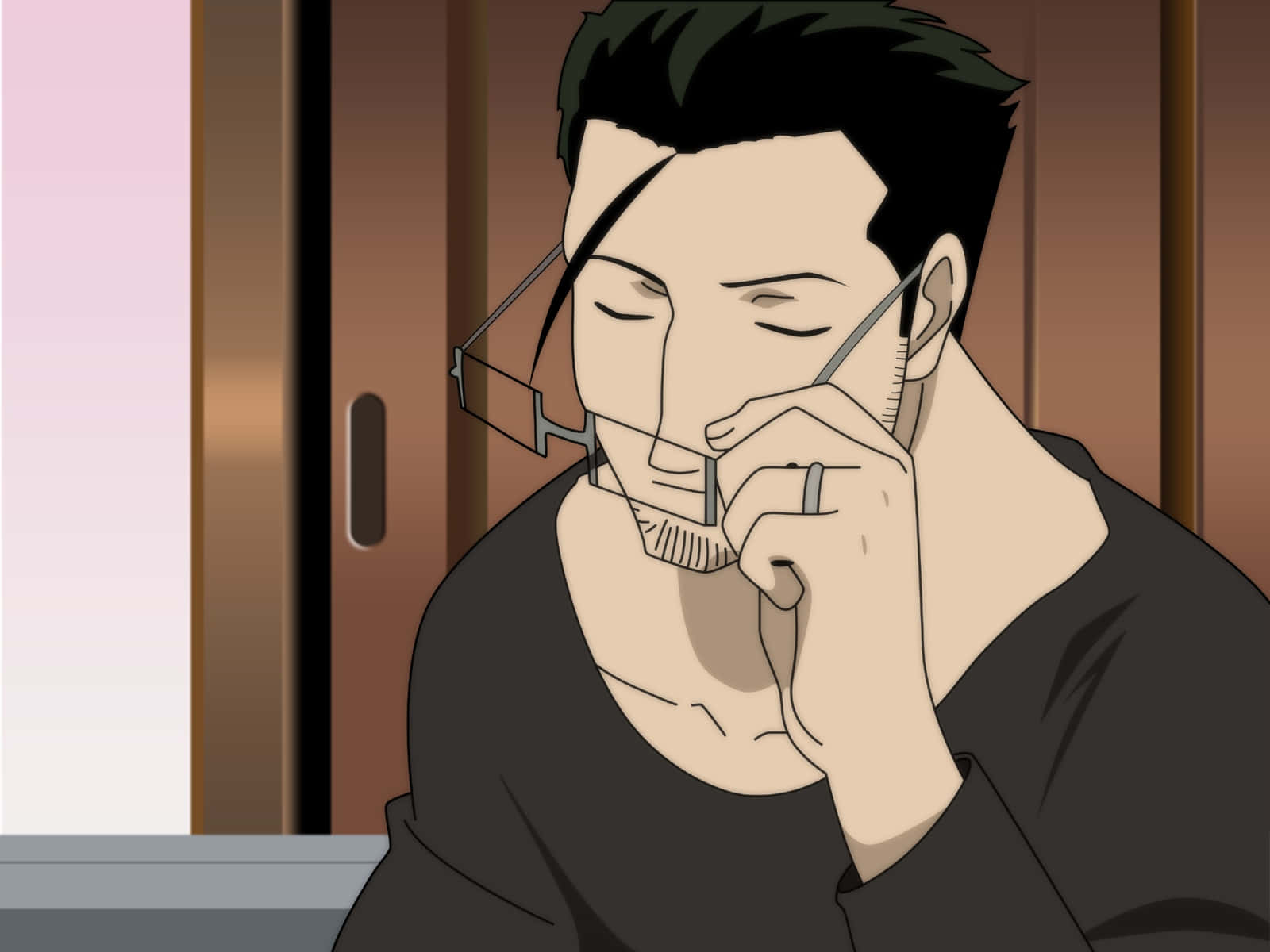 Maes Hughes 桌布 壁紙 — 一個疲憊的動漫男子，黑髮戴眼鏡，在昏暗的房間裡將頭靠在手上，倚著木門。