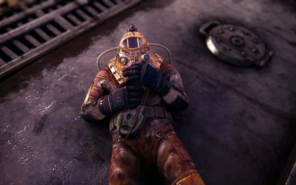 Bioshock Characters 桌布 壁紙 — 一個疲憊的潛水員穿著生鏽的復古潛水服，俯臥在骯髒的金屬地板上，旁邊有格柵通風口和圓形艙口。