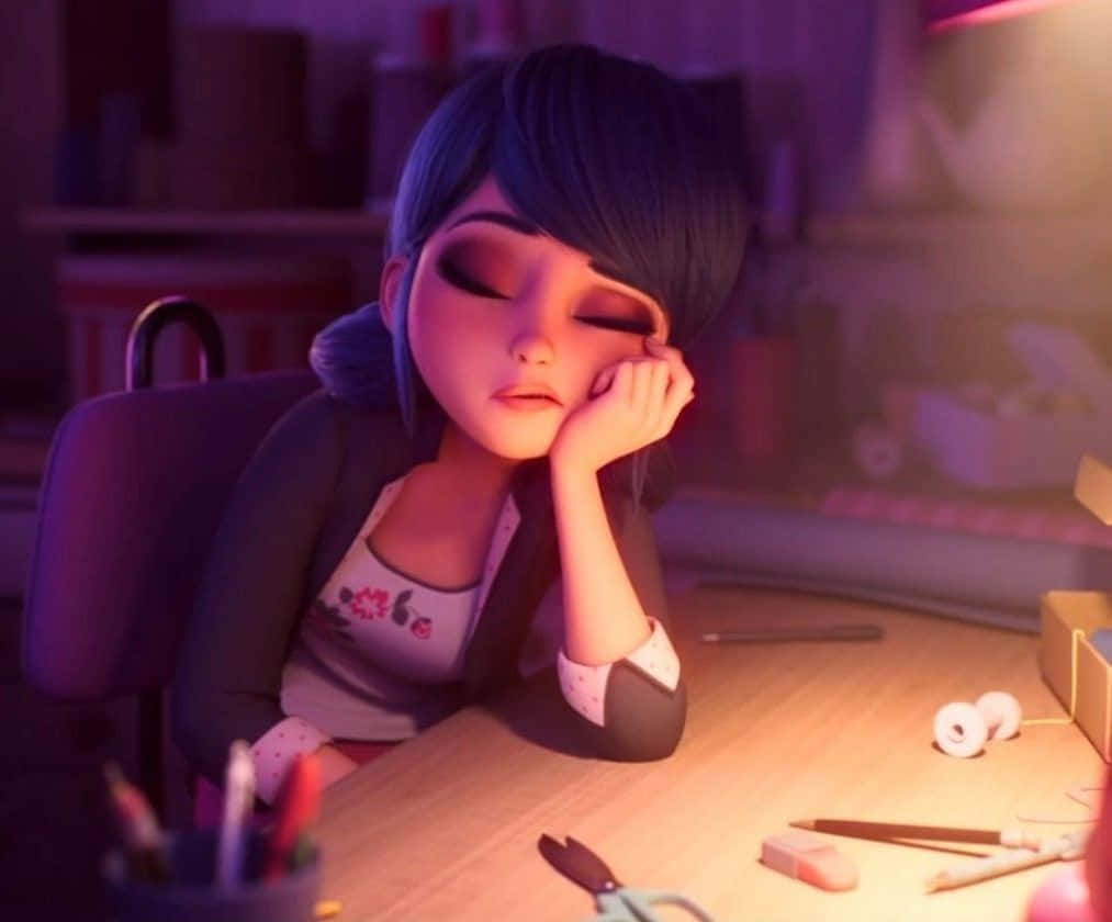 Marinette 桌布 壁紙 — 一個疲憊的藍髮動漫女孩在溫暖紫色燈光下，於雜亂的書桌上用手托著頭。