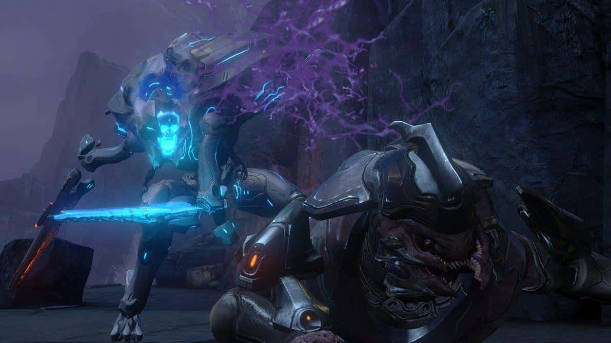 Halo Covenant 桌布 壁紙 — 一個發光嘅藍色裝甲戰士喺岩石峽谷中用紫色能量劈向一隻倒下嘅裝甲野獸。