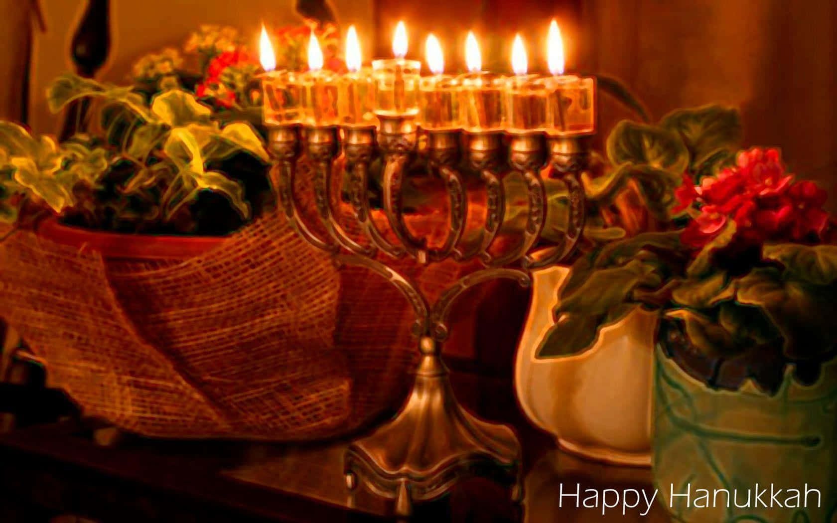 Hanukkah 桌布 壁紙 — 一個發光的 menorah，上面有九支點燃的蠟燭，溫暖地放在木桌上盆栽植物之間。