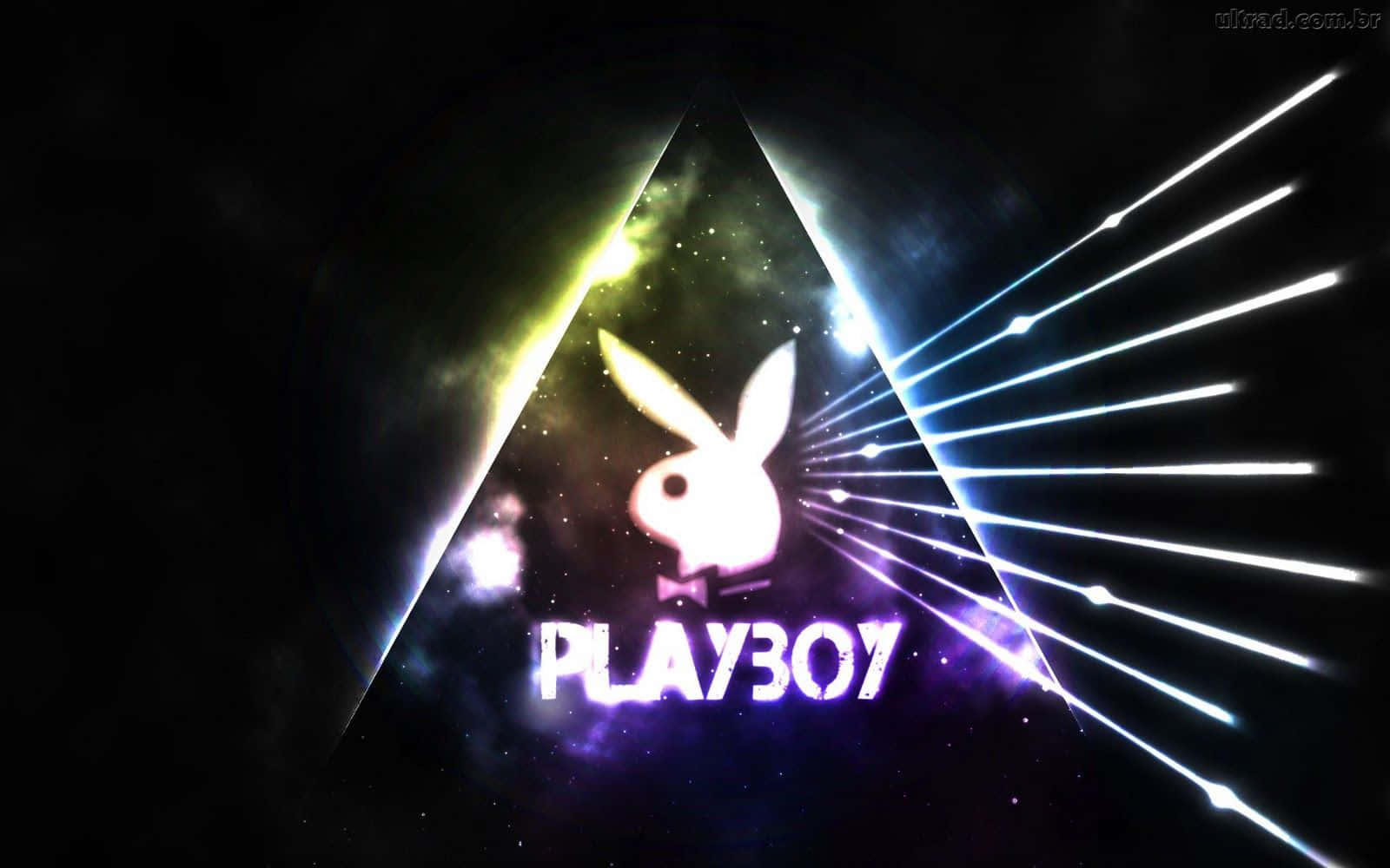 playboy 桌布 壁紙 — 一個發光的Playboy標誌位於宇宙三角形中心，周圍有輻射激光束和星雲，背景是黑暗虛空。