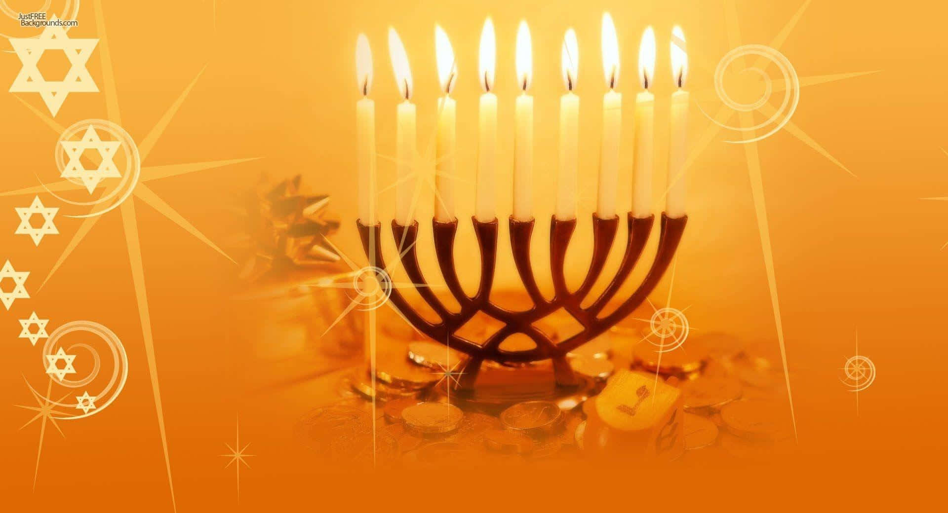Hanukkah 桌布 壁紙 — 一個發光的九枝燈台，點燃了九支蠟燭，在橙色漸變背景上，將溫暖的光線投射在散落的硬幣和大衛之星符號上。
