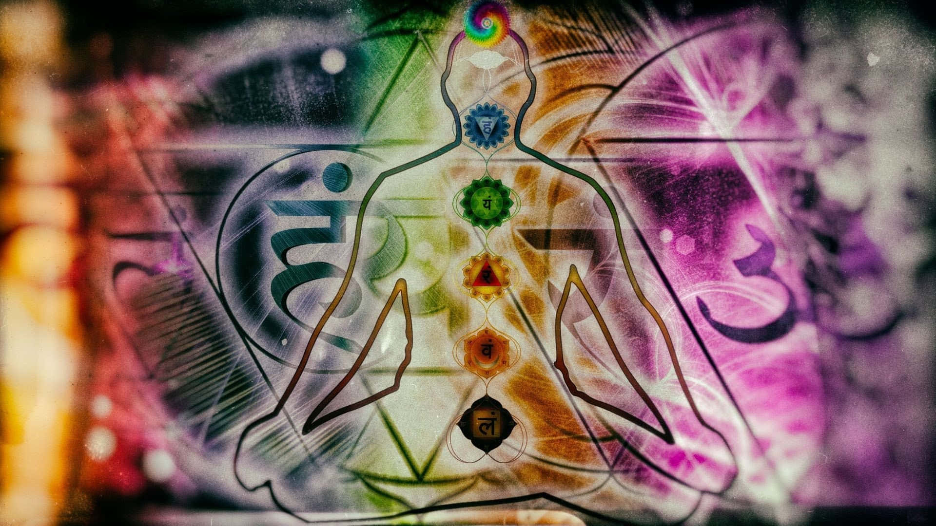 chakra 桌布 壁紙 — 一個發光的人體剪影帶有七個脈輪，在迷幻的宇宙背景下散發出多彩的能量。