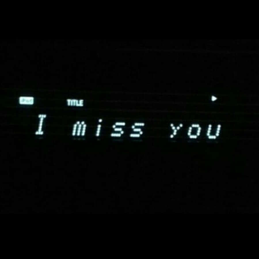 I Miss You 桌布 壁紙 — 一個發光的像素訊息在黑暗的復古數位屏幕上顯示「I miss you」，帶有微弱的界面元素。