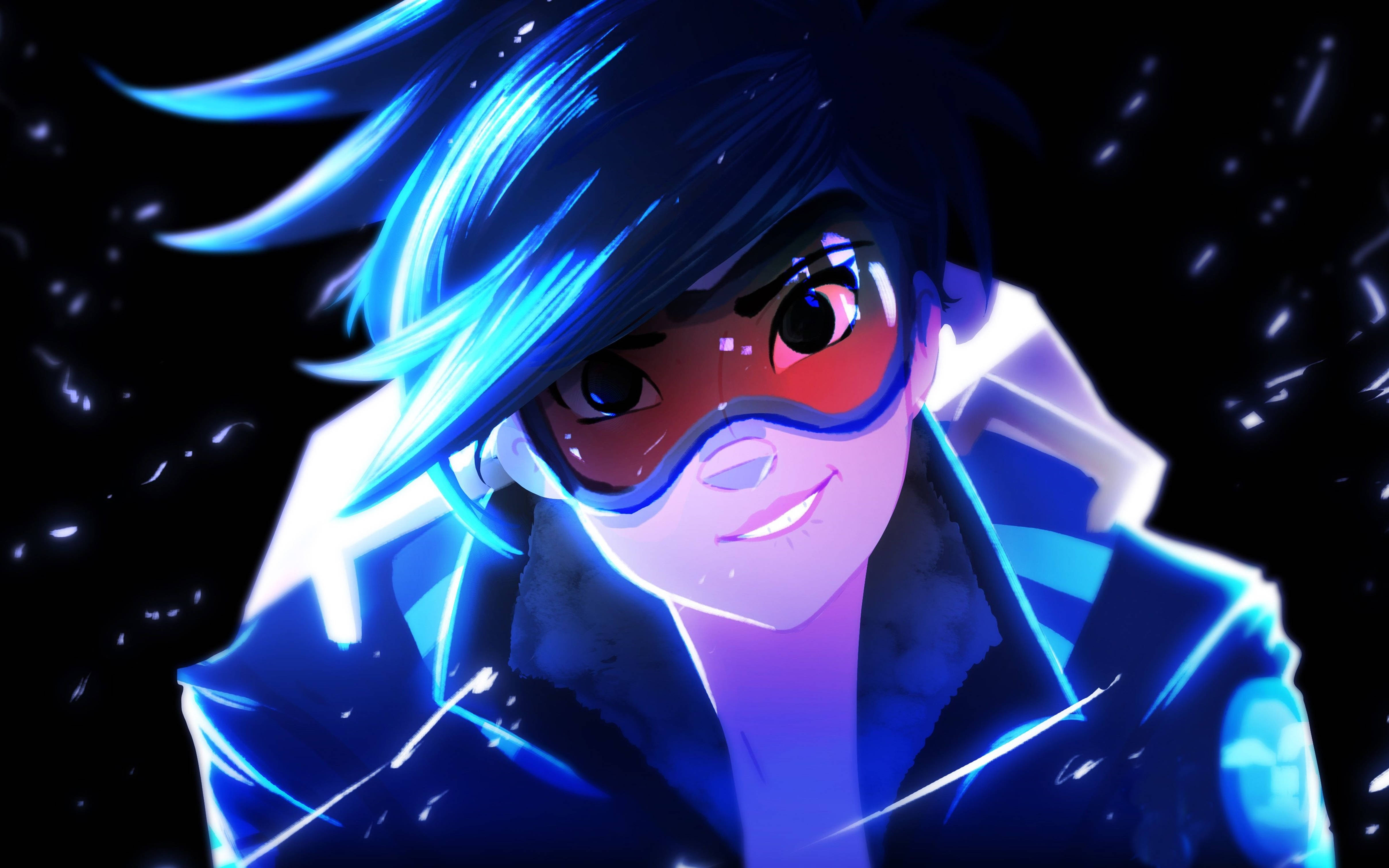 Anime PFP 桌布 壁紙 — 一個發光的動漫角色，藍色頭髮和紅色護目鏡，在帶有電光藍色條紋的黑暗背景中微笑。