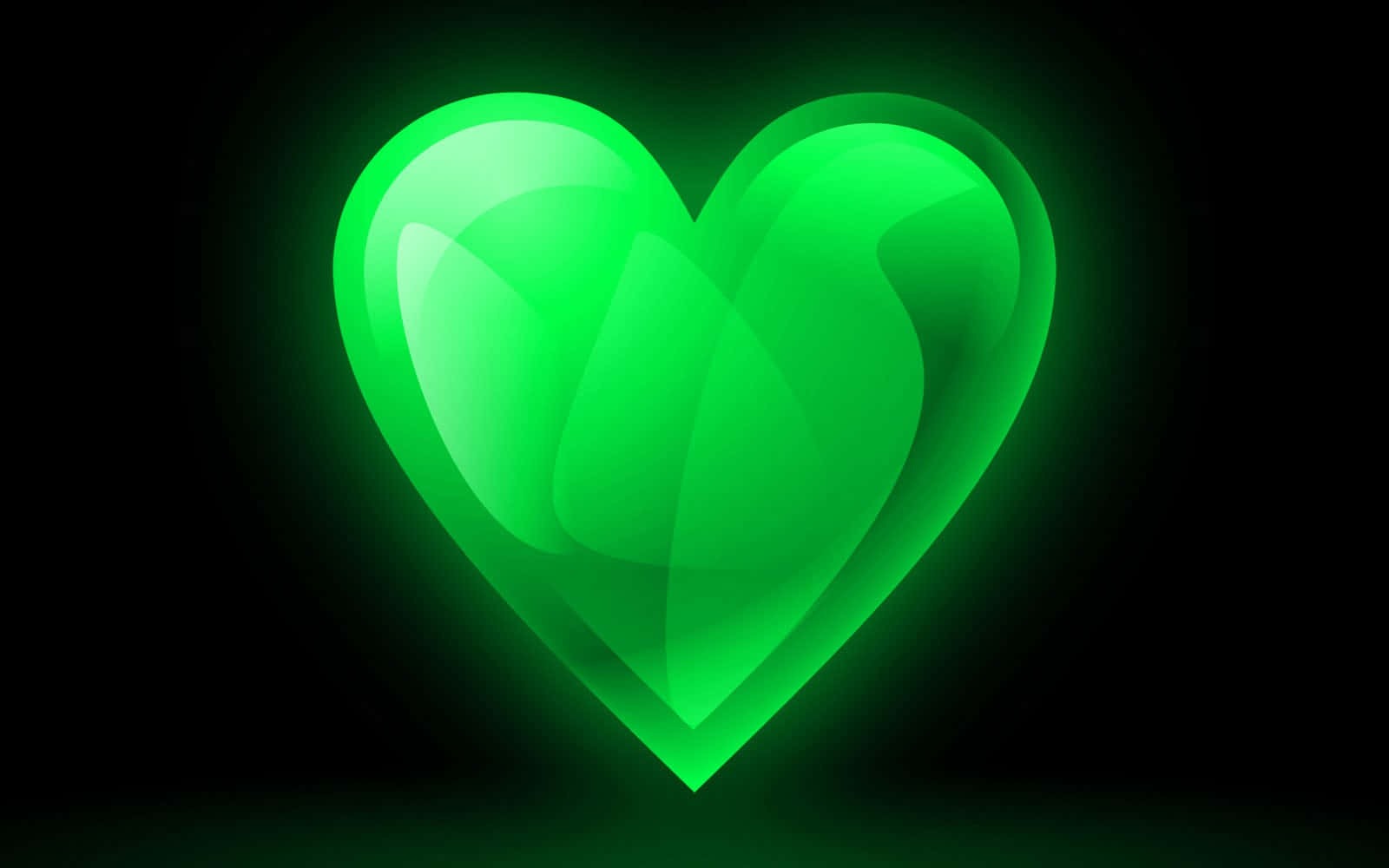 Green Heart 桌布 壁紙 — 一個發光的半透明綠色心形在純黑色背景上散發出柔和的光芒。