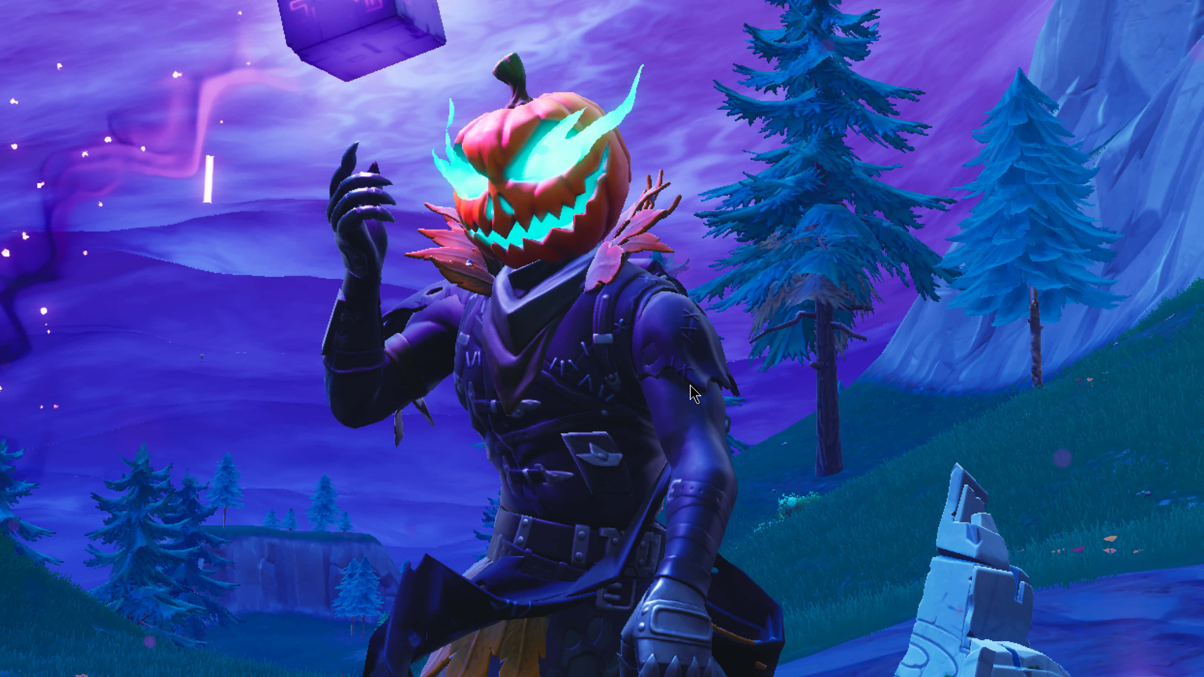 Fortnite Battle Royale 桌布 壁紙 — 一個發光的南瓜頭角色穿著暗色盔甲，站在紫色暮光森林中，手持一個漂浮的立方體。