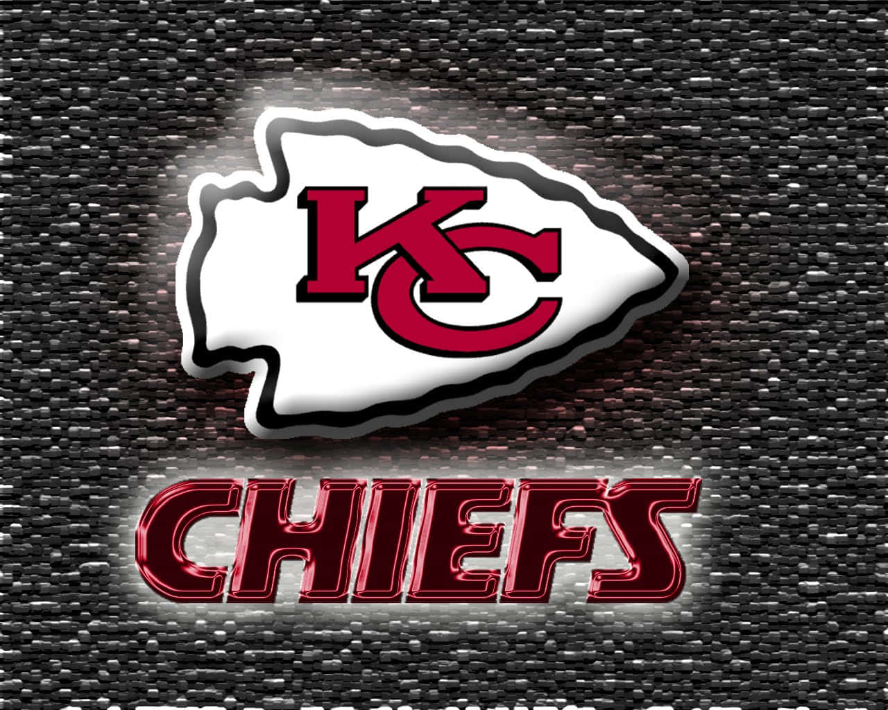 Kansas City Chiefs 桌布 壁紙 — 一個發光的堪薩斯城酋長隊標誌，帶有紅色鍍鉻字體，位於深色紋理背景上。