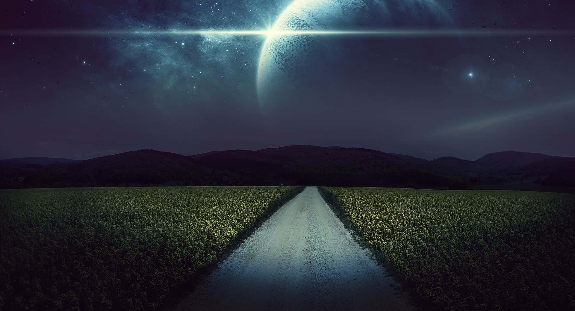 月光 桌布 壁紙 — 一個發光的天體懸掛在星空下黑暗田野中蜿蜒的道路上方。