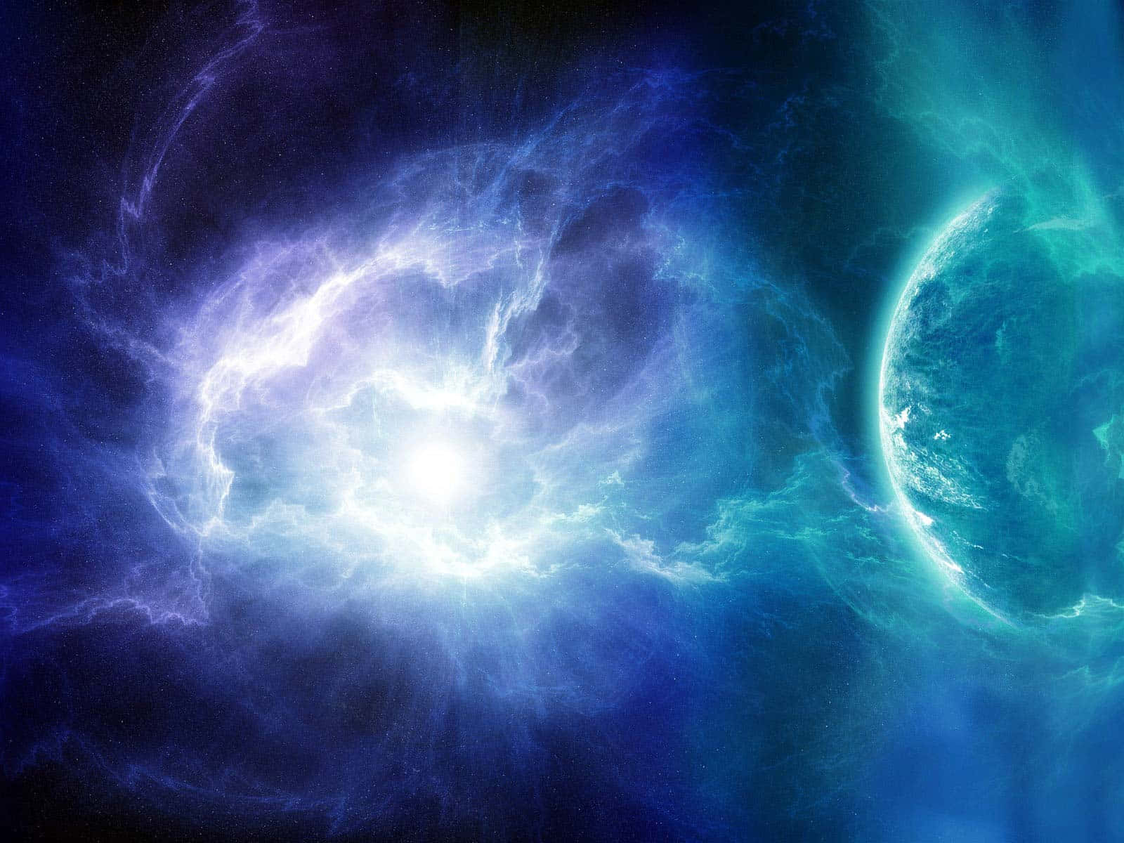 Cosmic Rays 桌布 壁紙 — 一個發光的宇宙星雲，以鮮豔的藍色和紫色在深空中圍繞著一顆發光的行星旋轉。