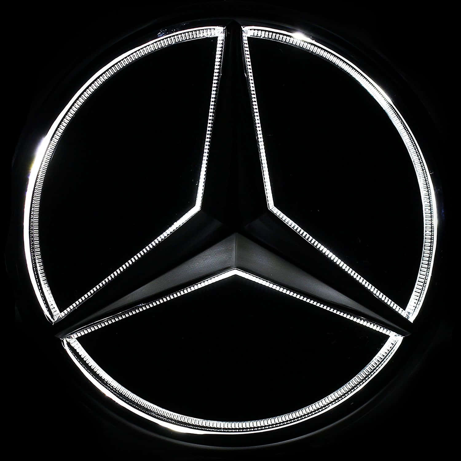 Logo 桌布 壁紙 — 一個發光的平治三叉星徽章，以明亮的白色LED燈照亮，背景為純黑色。