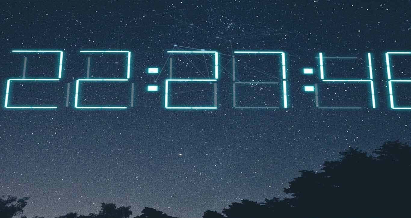 Time 桌布 壁紙 — 一個發光的數位時鐘顯示22:27:48，漂浮在星空夜空之上，下方有樹木剪影。