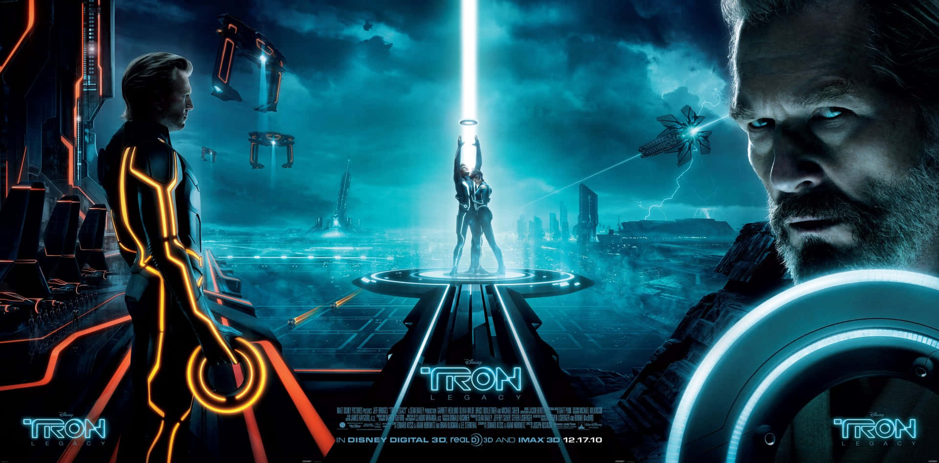 Disney 3d Movies 桌布 壁紙 — 一個發光的數碼戰士站在平台上，一道光束穿透風暴般的網絡天空。