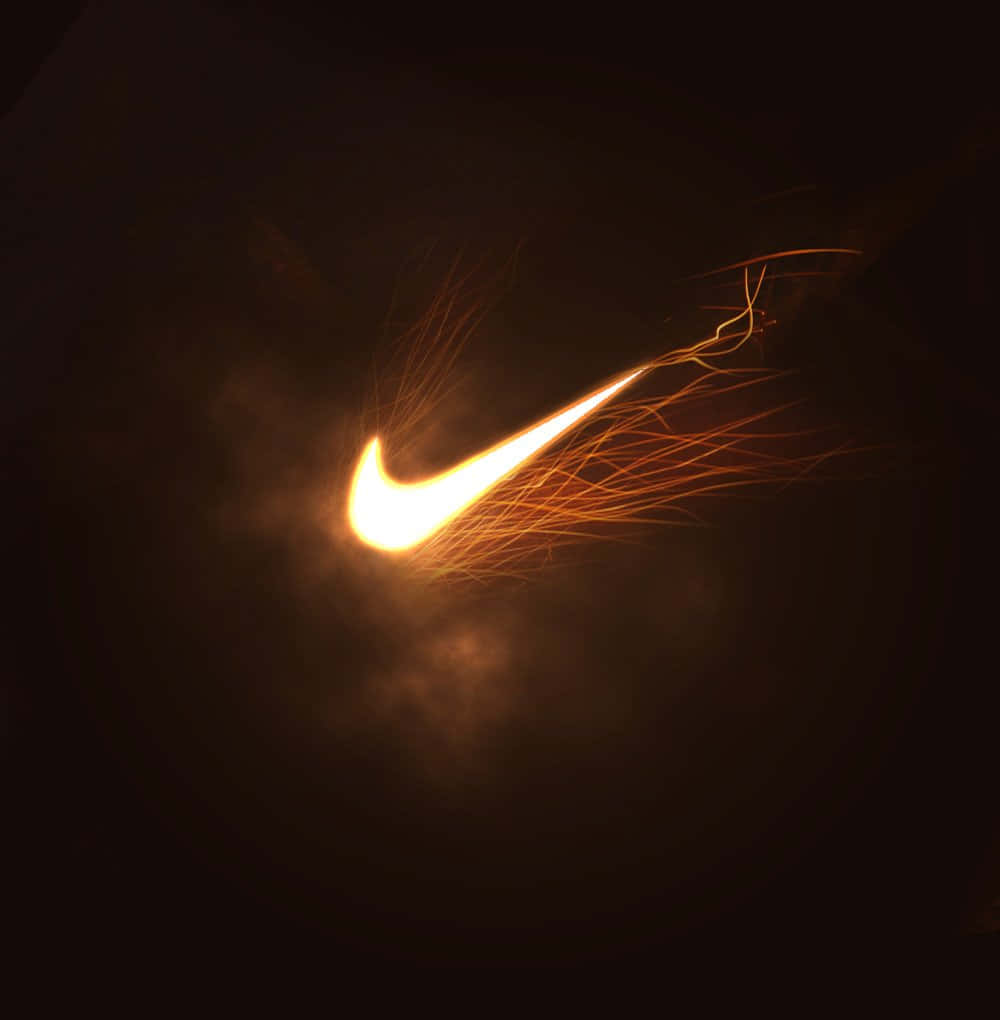Logo 桌布 壁紙 — 一個發光的橙色Nike剔號，由熾熱的火花在黑暗煙霧背景中形成。