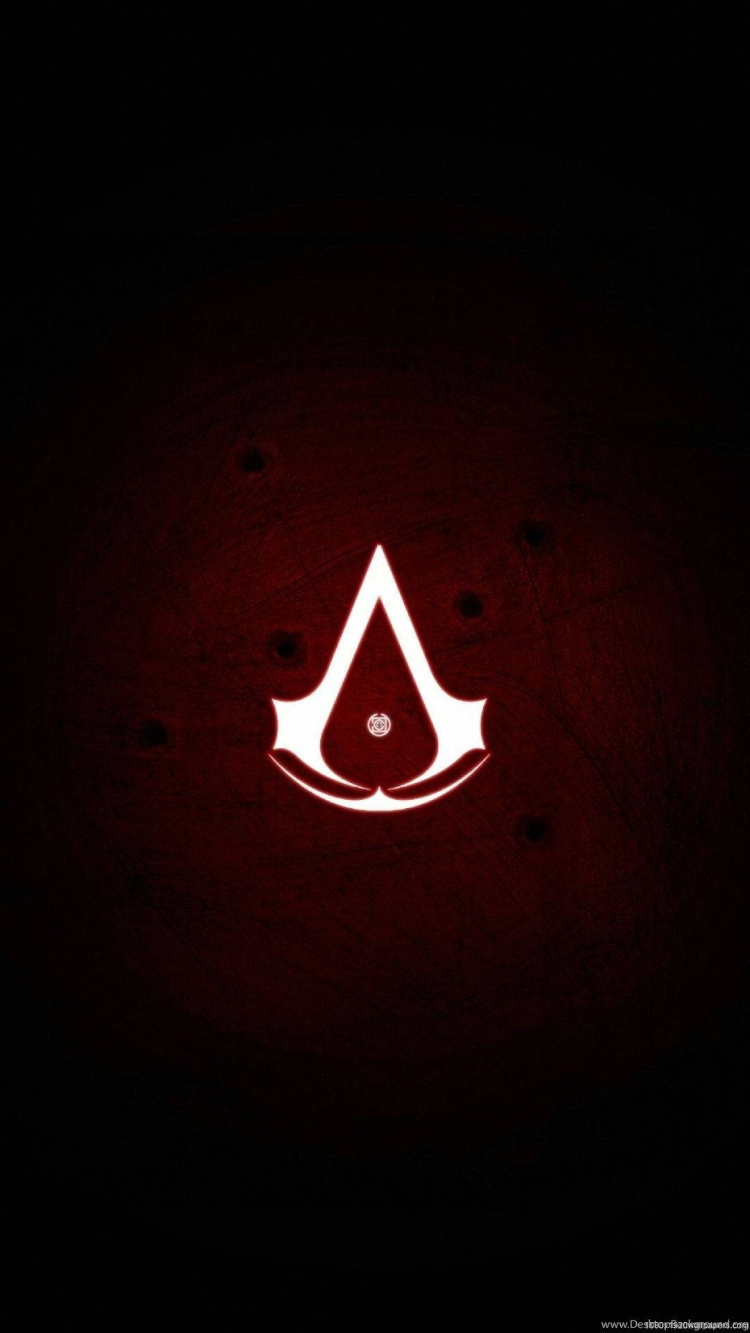 遊戲 桌布 壁紙 — 一個發光的白色 Assassin's Creed 標誌，置中在深紅色紋理背景上，帶有微妙的圓形圖案和模糊的子彈孔。