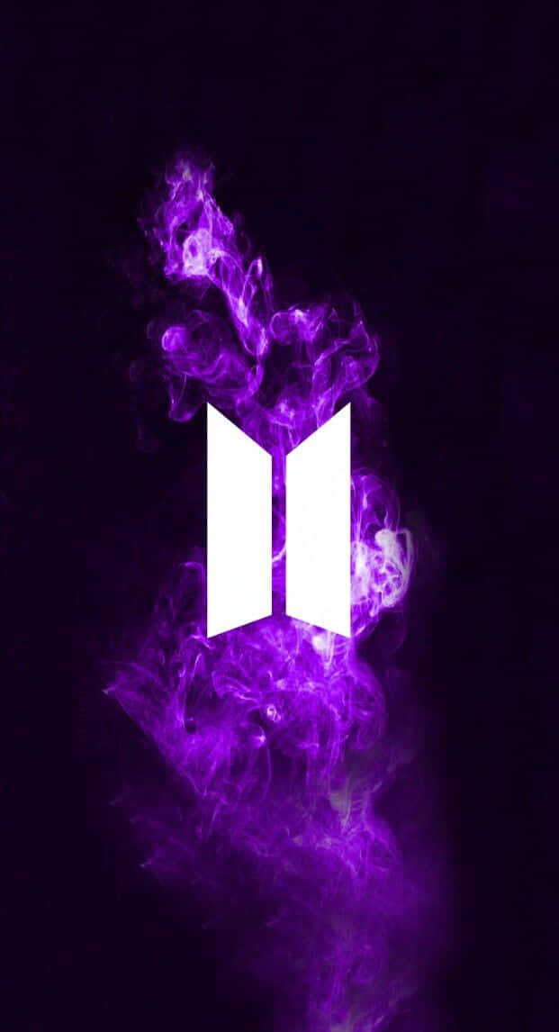Bts Icon 桌布 壁紙 — 一個發光的白色BTS標誌從旋轉的鮮豔紫色煙霧中浮現，背景為深色。