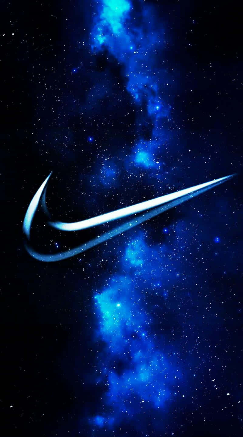 Blue Nike 桌布 壁紙 — 一個發光的白色Nike標誌在黑暗的宇宙背景下劃過充滿星星的鮮藍色星雲。