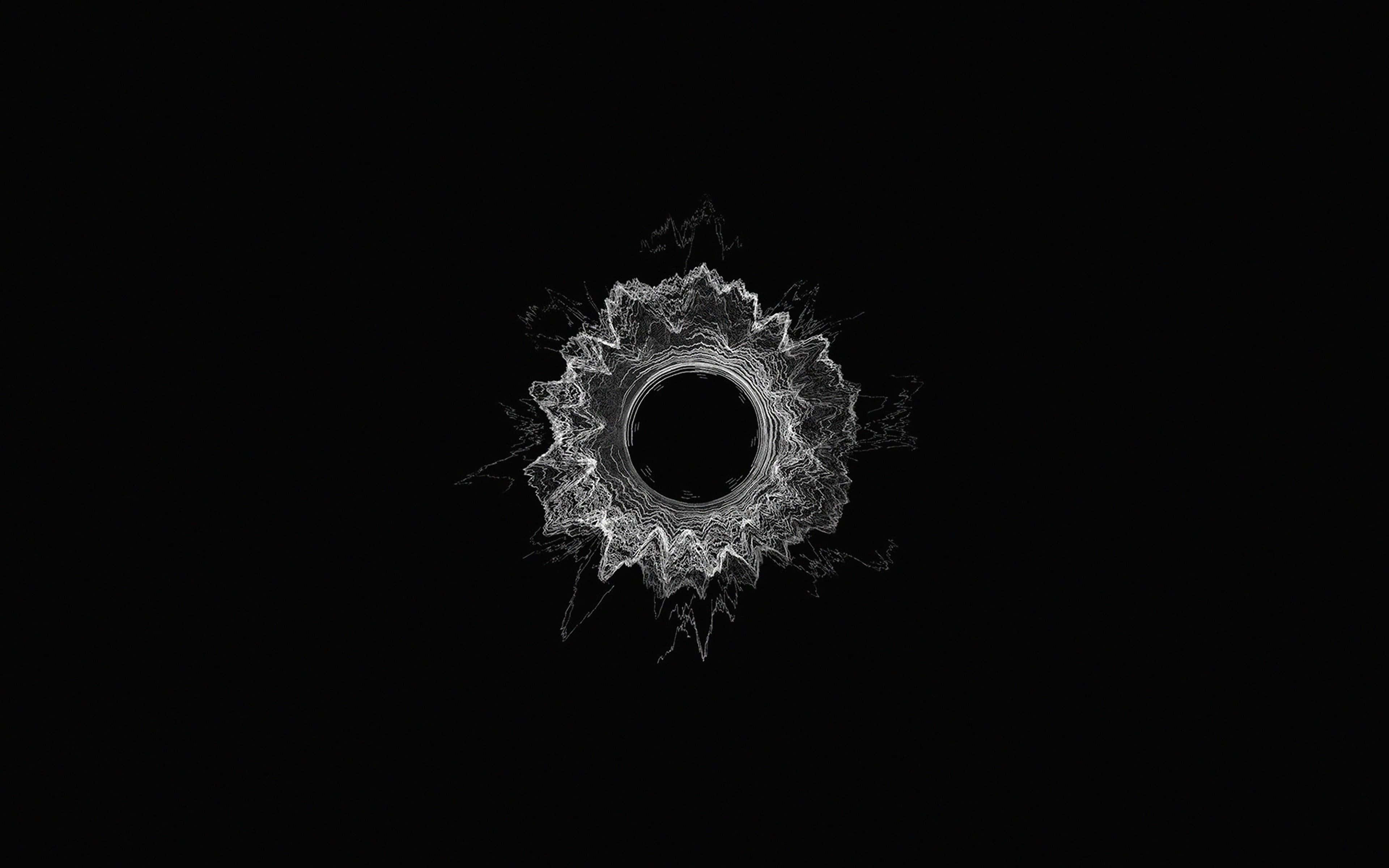 Minimalist Monochrome 桌布 壁紙 — 一個發光的白色分形曼陀羅，帶有複雜的分層圖案，從中央虛空向純黑色背景輻射。