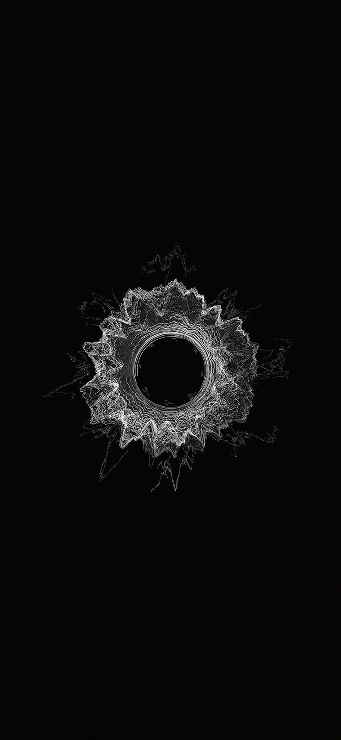 Minimalist Black And White 桌布 壁紙 — 一個發光的白色分形曼陀羅從中央虛空輻射而出，背景為純黑色。