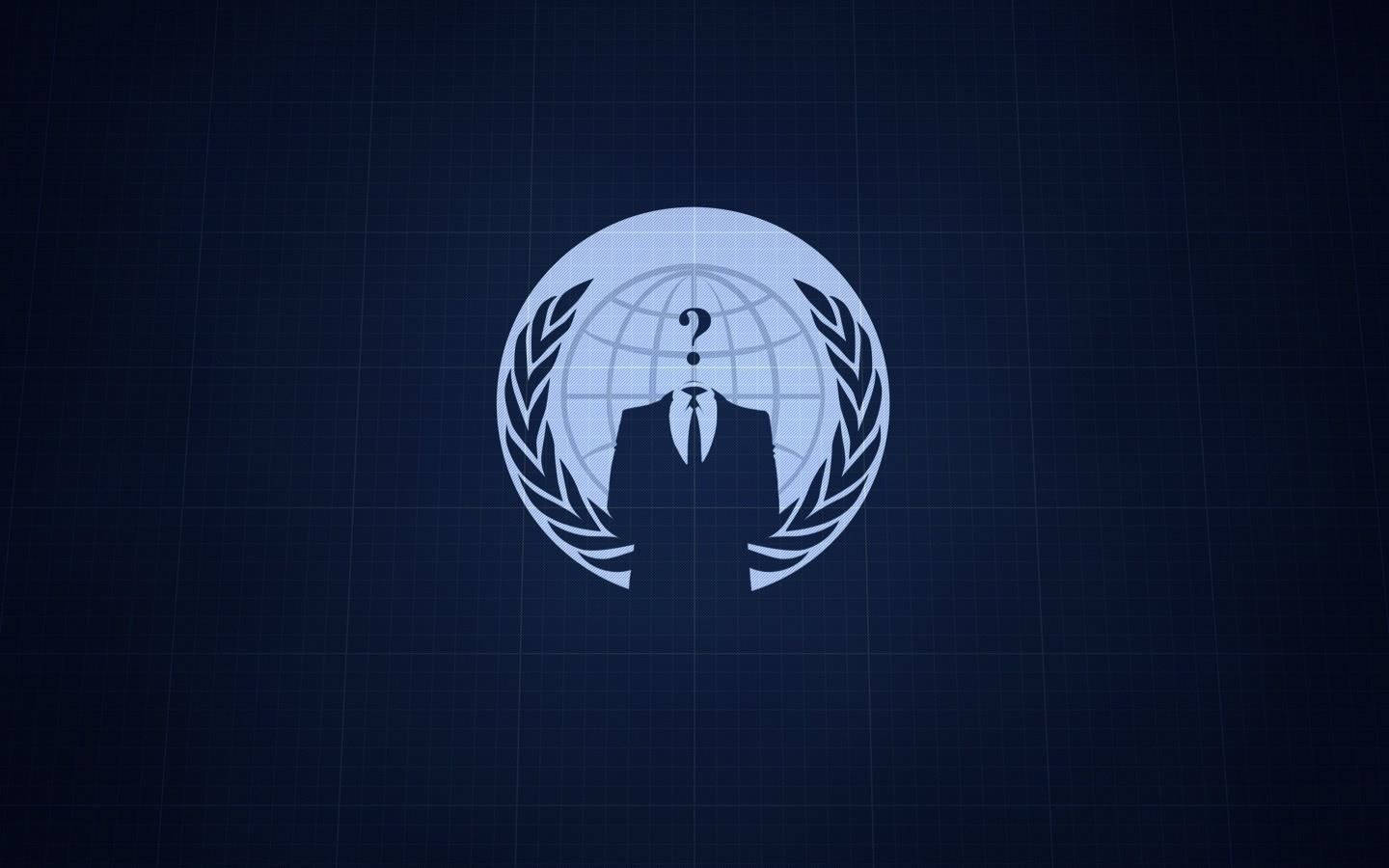 Kali Linux Unknown One 壁紙 — 一個發光的白色剪影，穿著西裝的人物，頭部為問號，位於月桂花環和地球儀內，背景為深藍色網格。