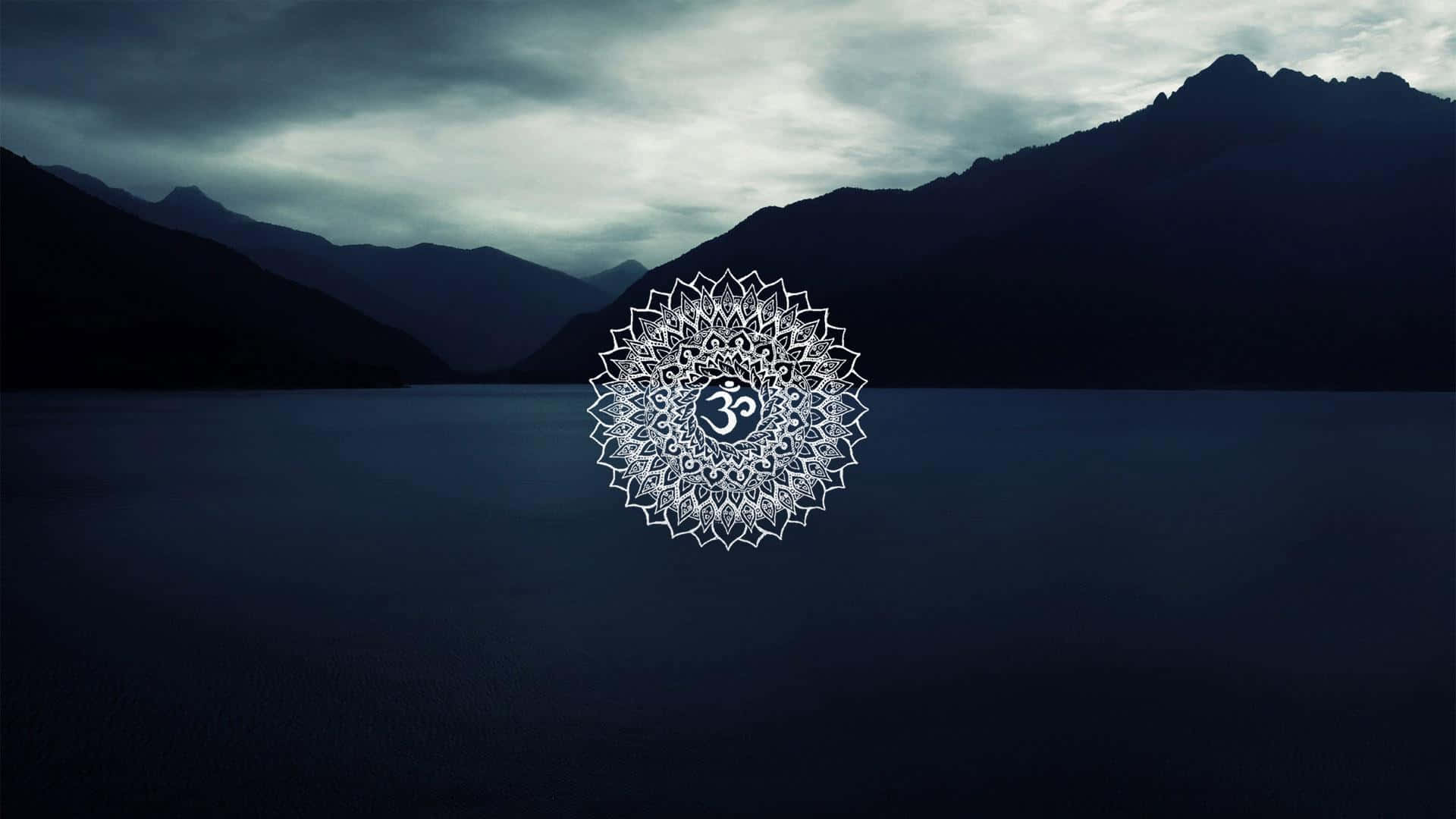 OM 桌布 壁紙 — 一個發光的白色曼陀羅帶有Om符號，漂浮在一個被陰影山脈環繞的黑暗湖泊之上，天空風暴密布。