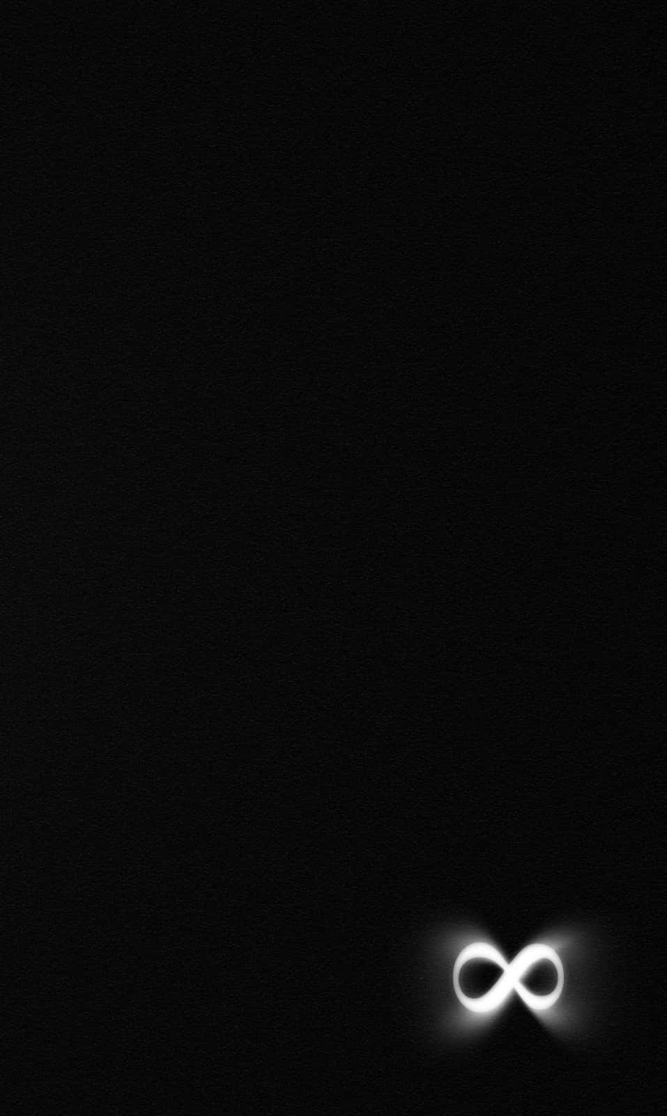 Dark Infinity 桌布 壁紙 — 一個發光的白色無限符號在深黑色紋理背景上柔和地閃耀。