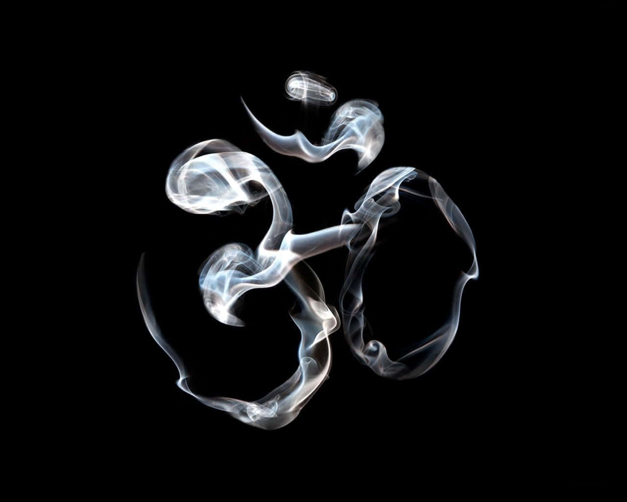 OM 桌布 壁紙 — 一個發光的白色煙霧「唵」符號漂浮在純黑色背景上，帶有柔和的光線亮點。