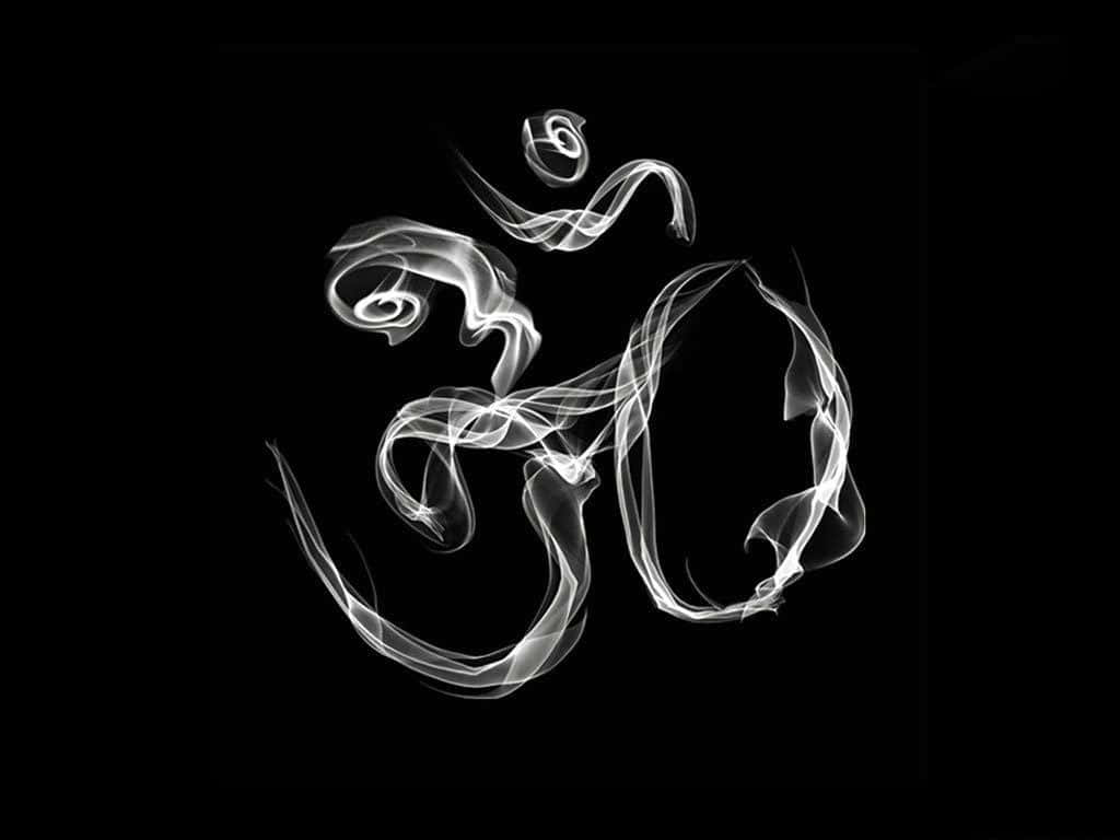 OM 桌布 壁紙 — 一個發光的白色煙霧「嗡」符號在純黑色背景上優雅地旋轉。
