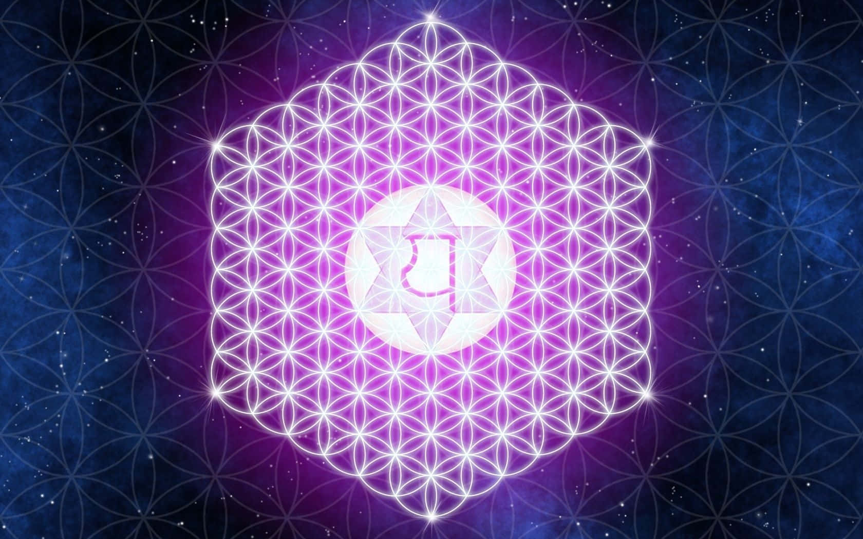 chakra 桌布 壁紙 — 一個發光的白色生命之花符號在宇宙紫色和藍色星空背景中散發光芒。