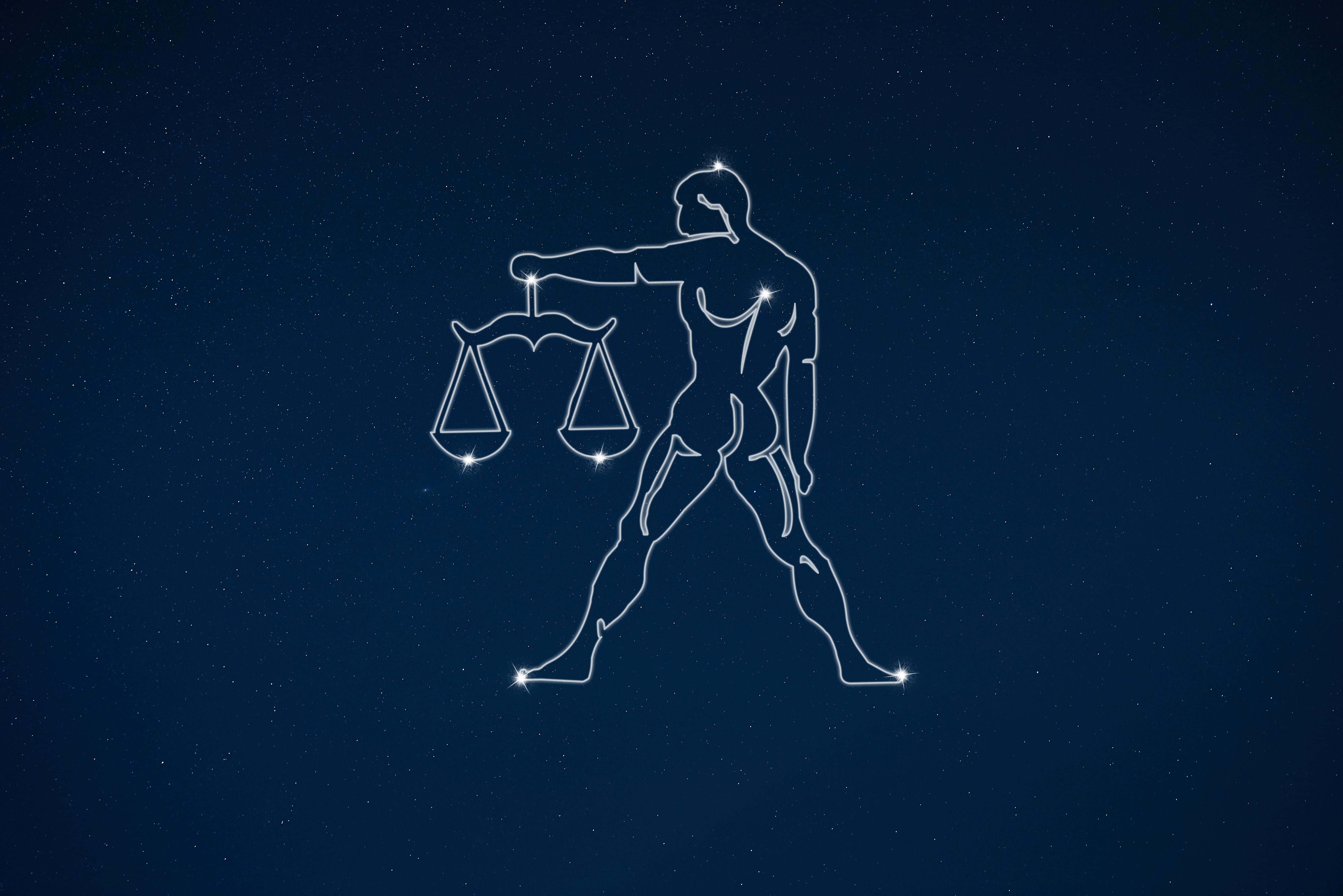 libra 桌布 壁紙 — 一個發光的白色輪廓，描繪天秤座手持天秤，背景是深邃的星空。
