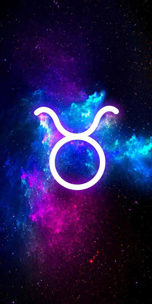 獅子 桌布 壁紙 — 一個發光的白色金牛座星座符號漂浮在由紫色、藍色和粉紅色星星組成的充滿活力的宇宙星雲上。