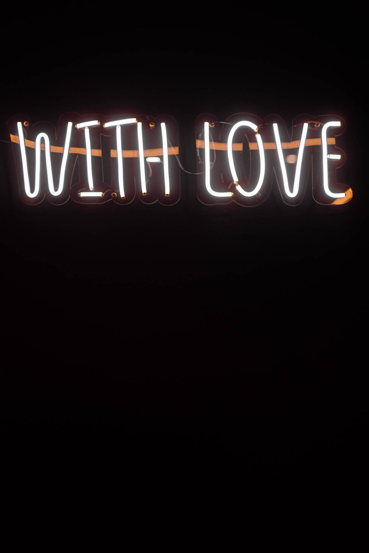 霓虹燈牌，上面有「WITH LOVE」字樣，在黑色背景上發出白光。 — 美學白色動態圖 壁紙