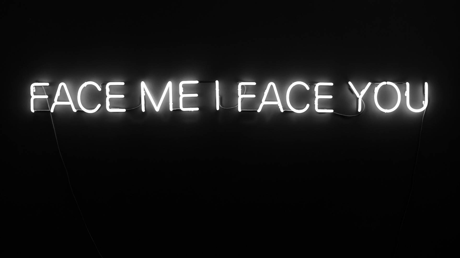 Quote 桌布 壁紙 — 一個發光的白色霓虹燈牌在漆黑牆壁上顯示 face me i face you。