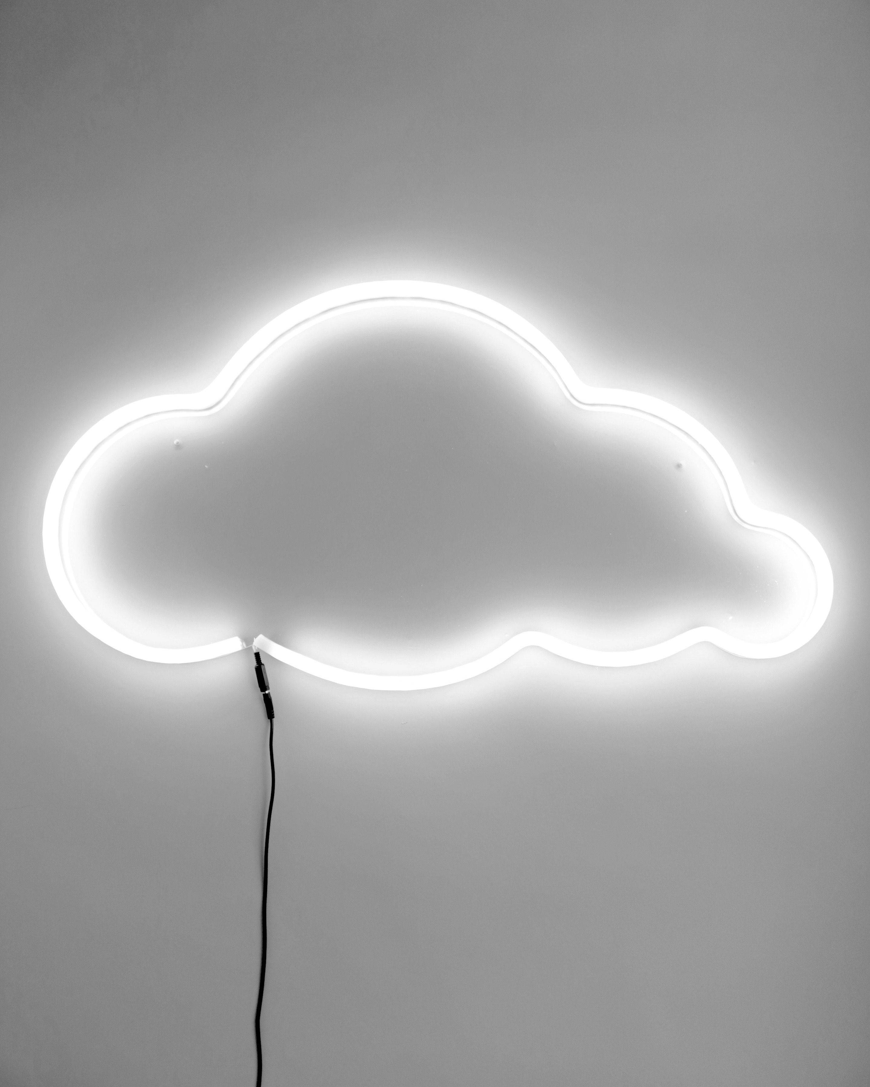 雲 桌布 壁紙 — 一個發光的白色霓虹雲燈具安裝在純灰色牆上，黑色電源線懸掛在下方。