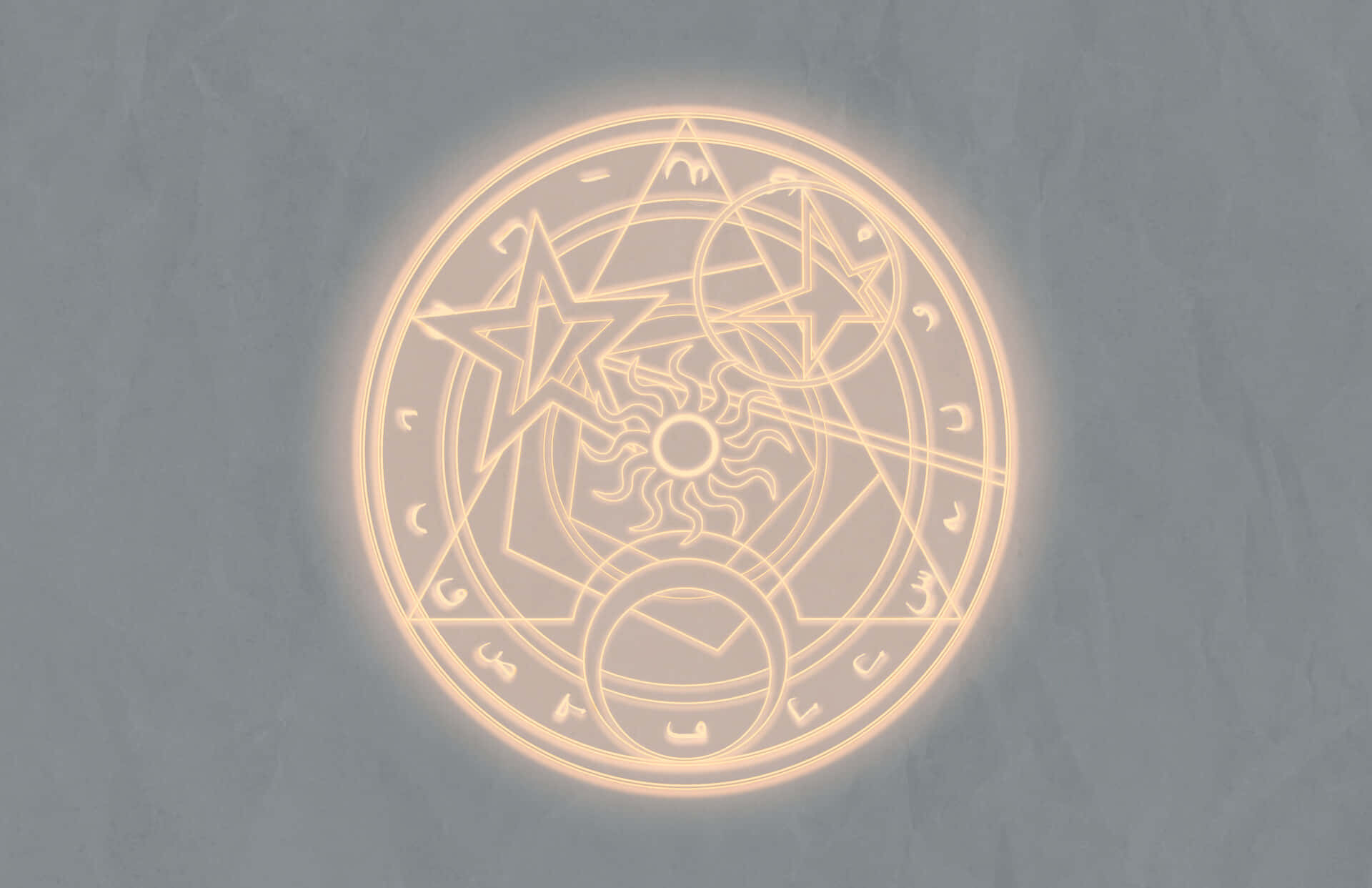 Alchemy 桌布 壁紙 — 一個發光的神秘符印，帶有星星、太陽、月亮和幾何符號，在紋理灰色石頭背景上散發出溫暖的光芒。