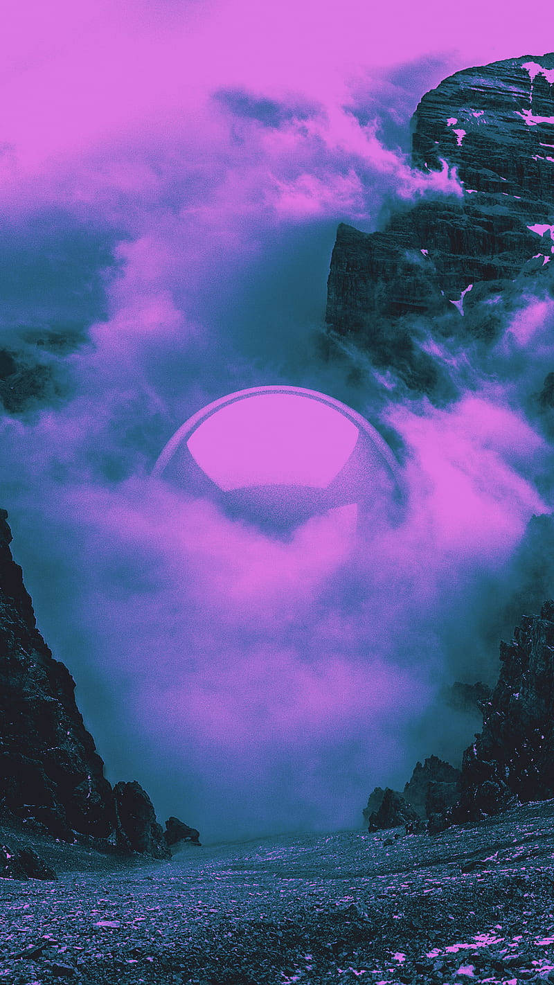  壁紙 — 一個發光的粉紅色球體漂浮在漩渦狀雲層之間，位於崎嶇的山峰之間，在超現實的紫色天空下。