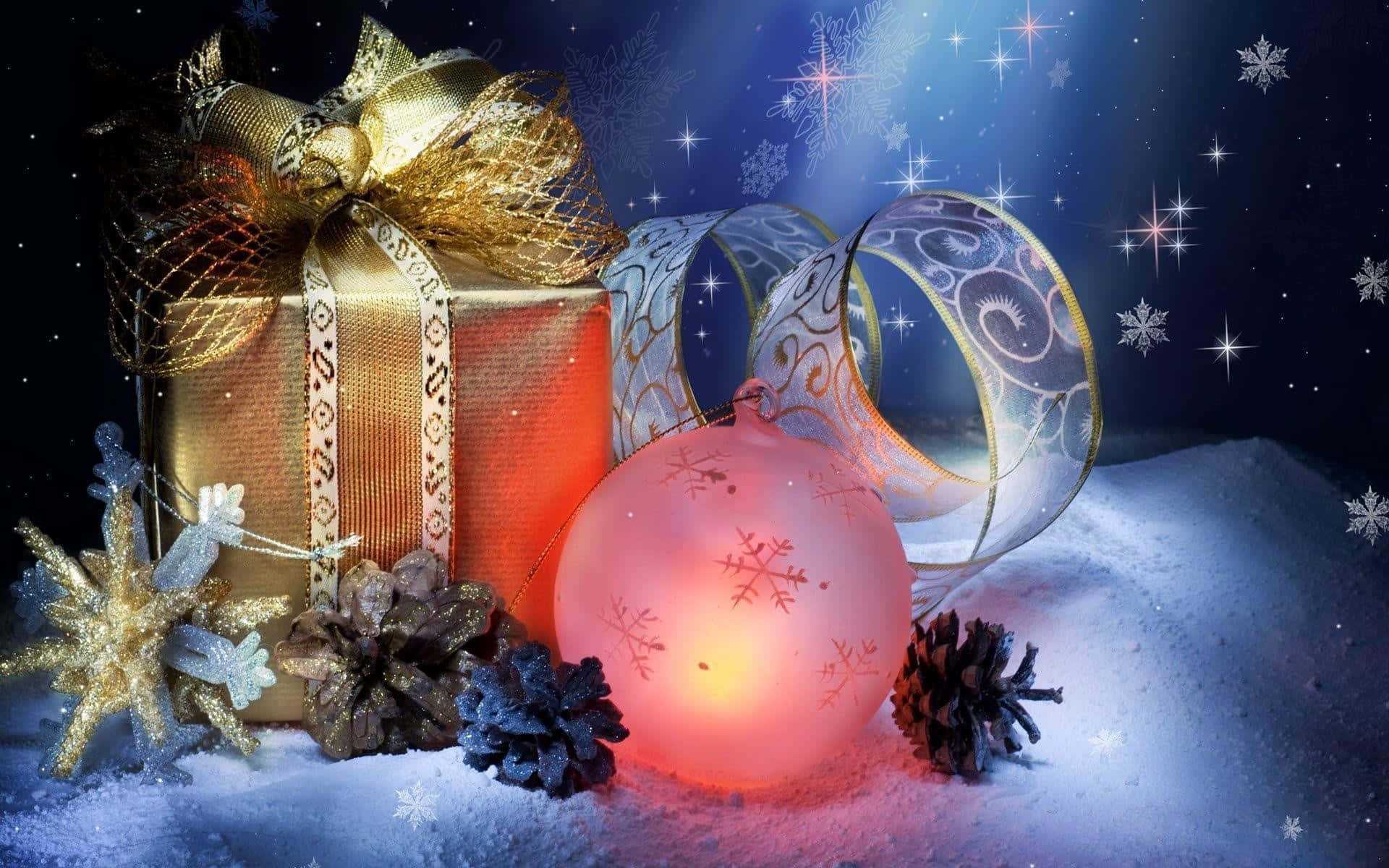 3d Christmas 桌布 壁紙 — 一個發光的粉紅色裝飾品和金色禮物盒放在雪白的冬日場景中，伴隨著閃爍的星星和松果。