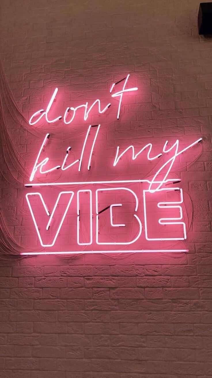 Neon Pink Aesthetic Vibe Quote 壁紙 — 一個發光的粉紅色霓虹燈牌，上面寫著「don't kill my VIBE」，安裝在紋理磚牆上。